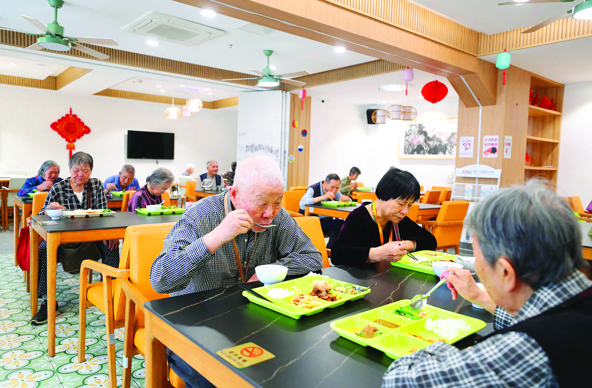     长者们在长者饭堂（助餐点）用餐。惠州东江图片社供图