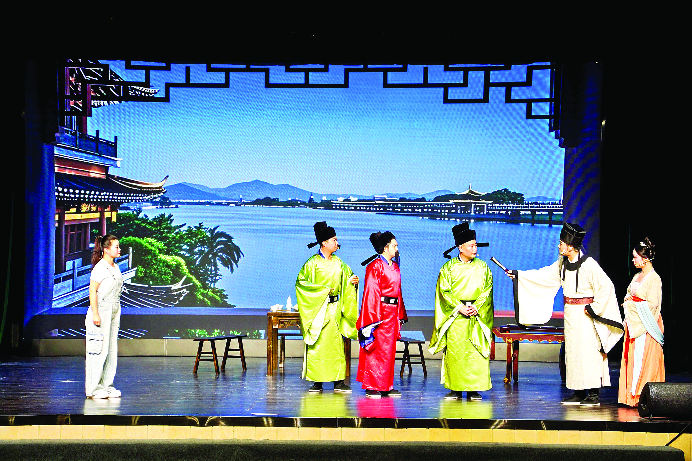     1月25日晚，原创情景剧《又见东坡》在惠州中山公园中山纪念堂精彩上演。    惠州日报记者叶文青 摄