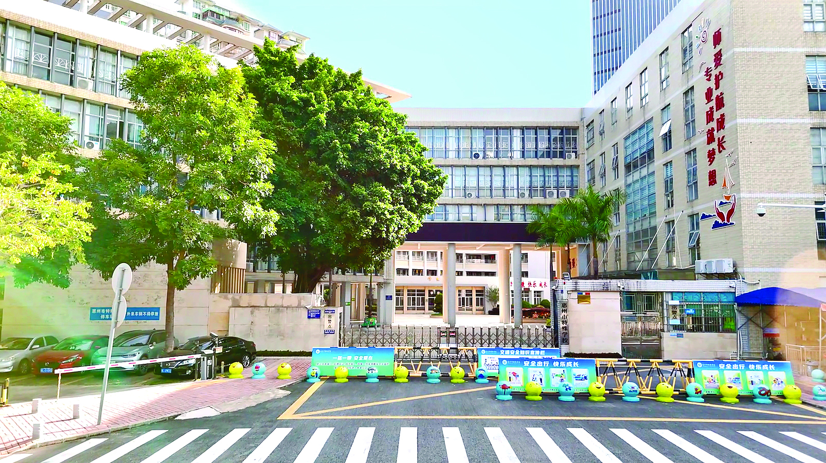     惠州特校秉持“惠爱润心，聚力赋能”的办学理念，让每个特殊孩子都能在教育的托举下，向美而生，融光而行。