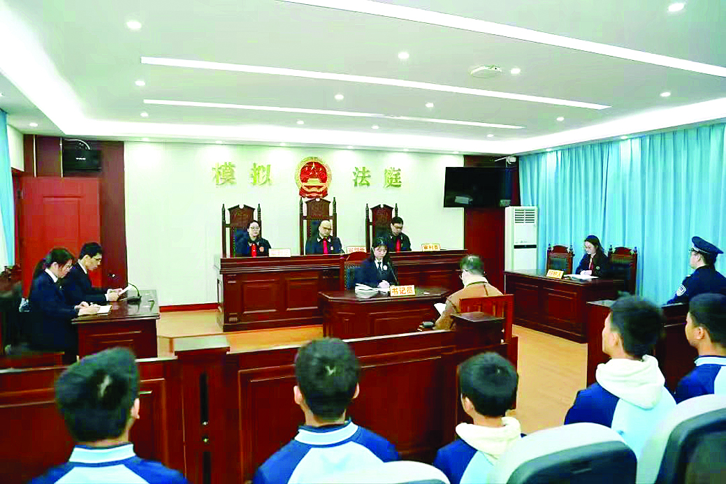     模拟法庭进校园活动。