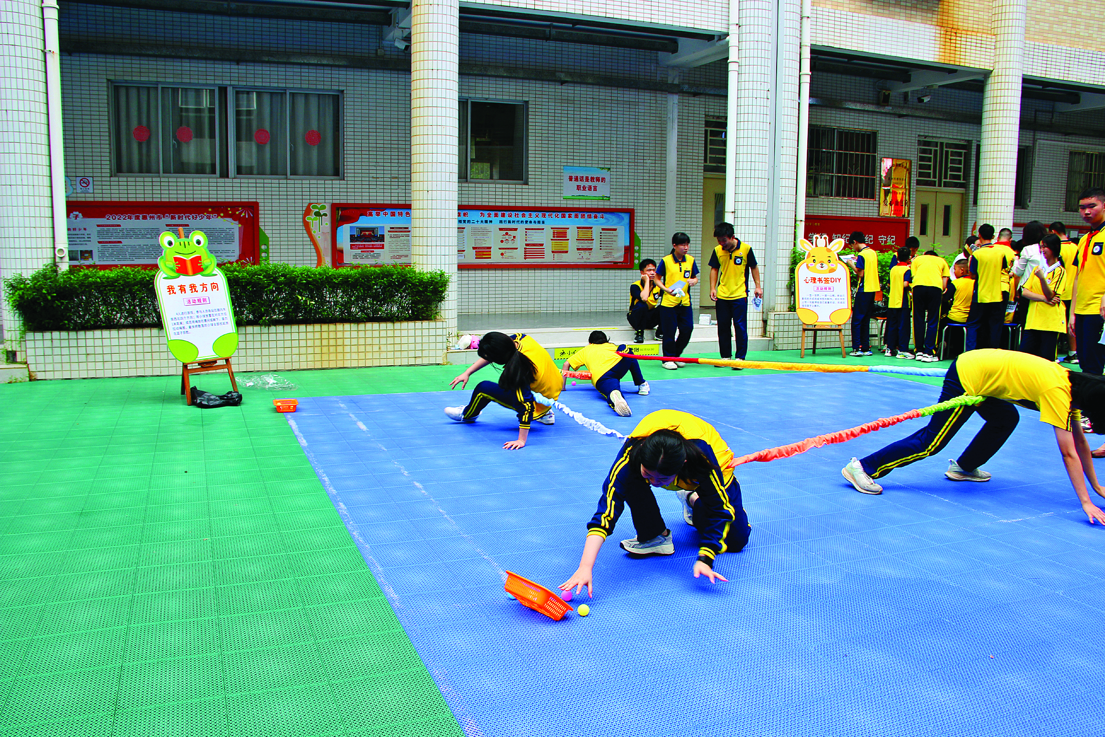     学校开展第四届心理健康游园活动。
