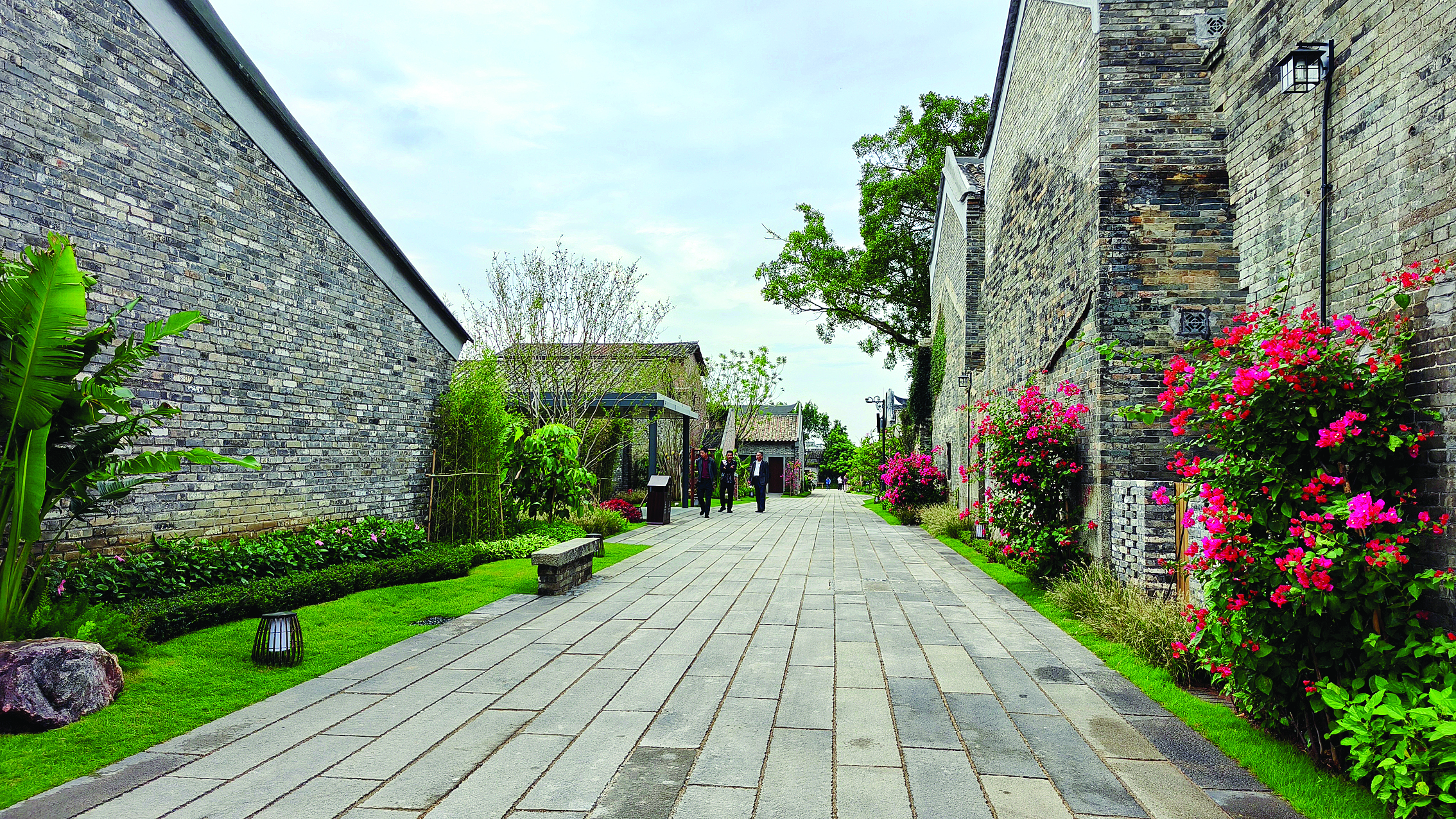     修旧如旧的山下古村落韵味悠长。