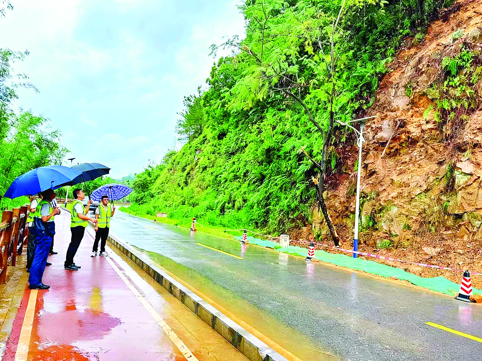 <p>    技术人员在218最美旅游公路开展汛期地质灾害巡排查。</p>