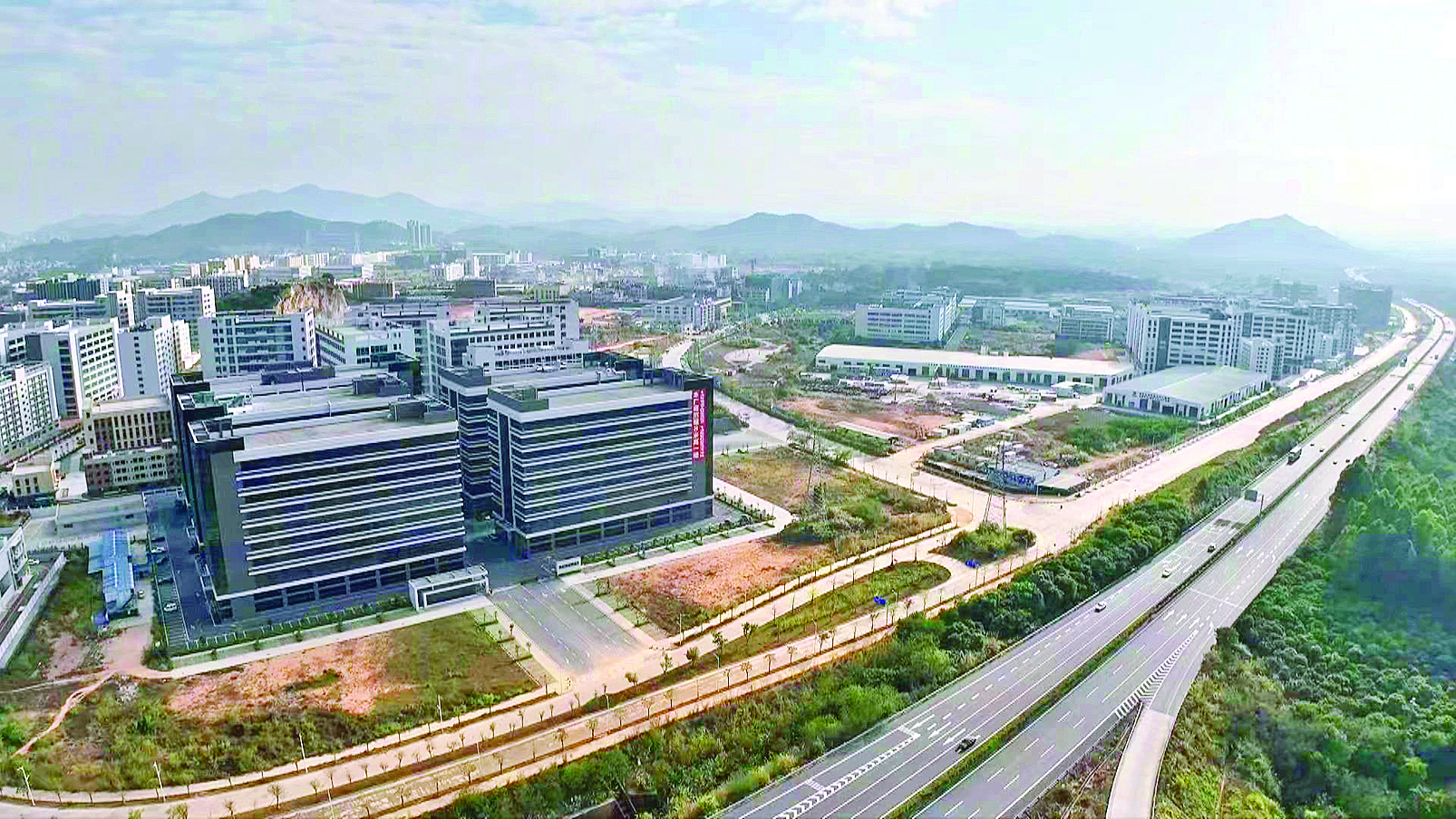     惠东针对产业项目深度推进驻深招商，制造业越发兴盛。这是惠州惠东产业园区一角。