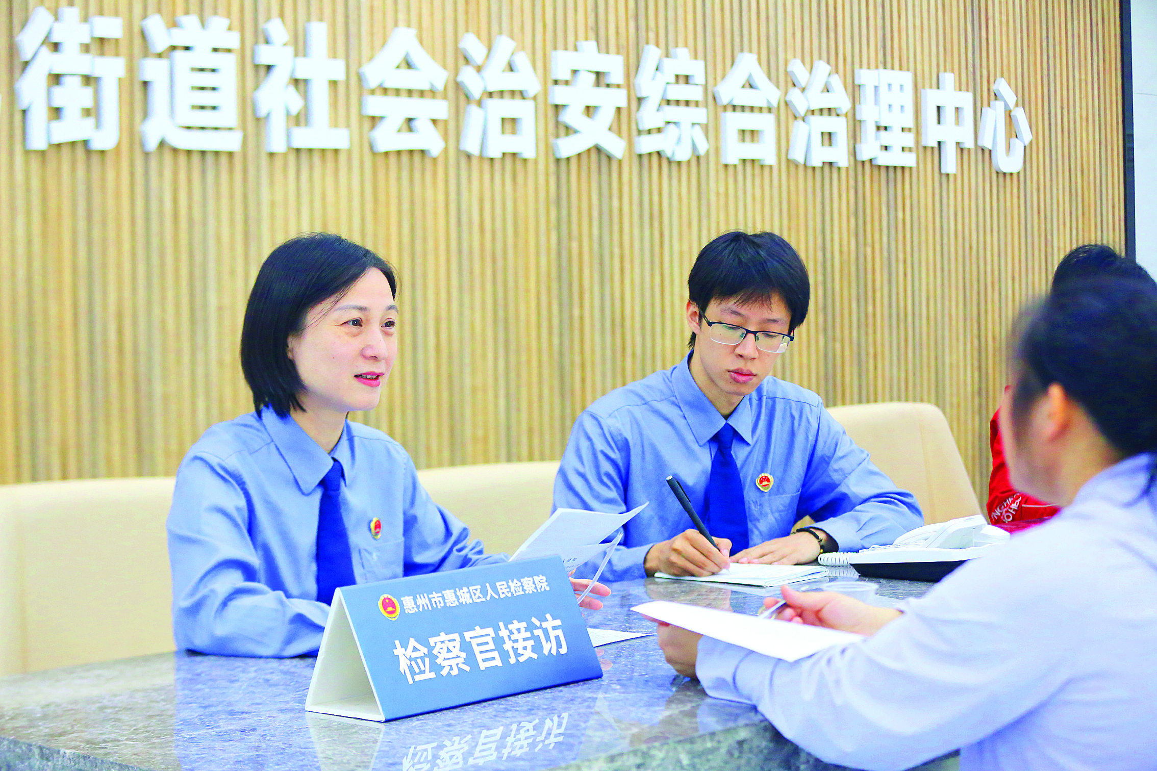     惠城区检察官到江北街道社会治安综合治理中心接访，及时将矛盾纠纷化解在基层。惠州检察供图