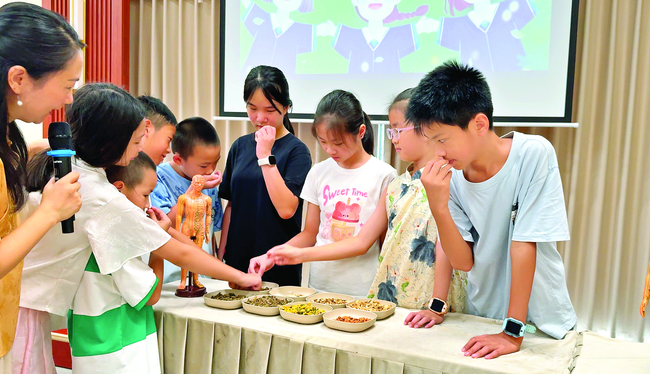     孩子开心参加茶话会。惠州日报记者李燕文 通讯员陈勋 摄