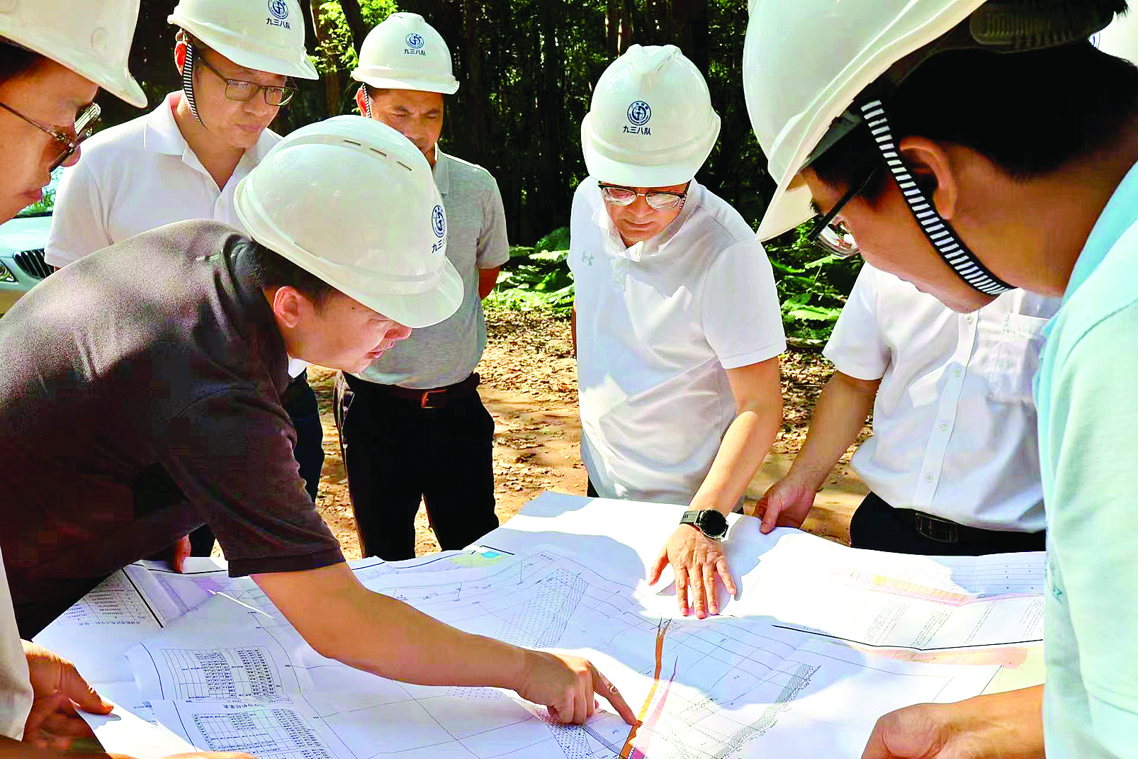 <p>    工作人员在博罗利山铁矿项目研究成矿潜力及下一步勘查工作。</p>