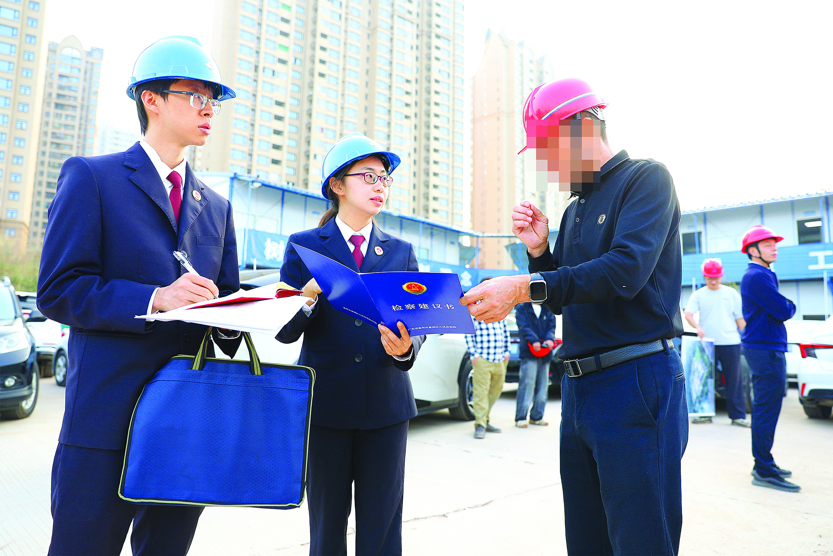     检察官向相关单位现场送达检察建议书。图片由市检察院提供