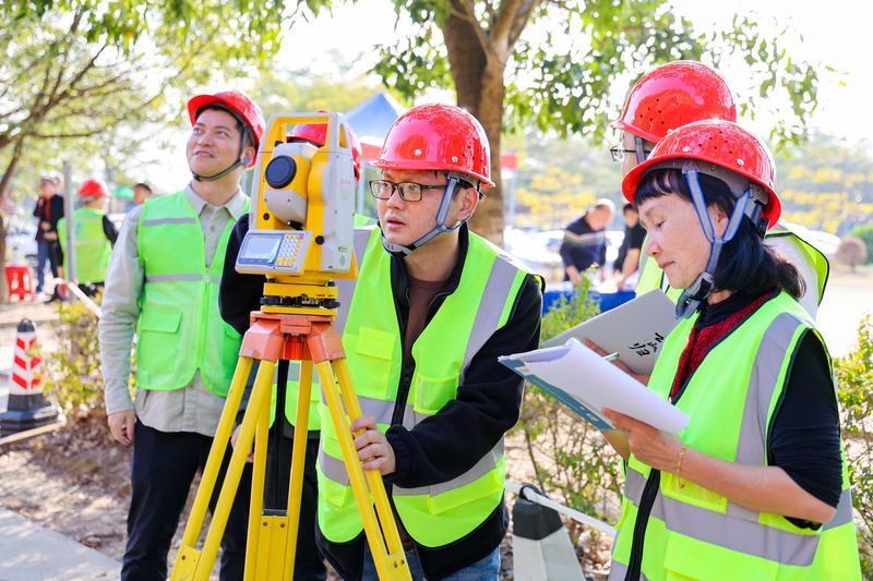 <p>    应急演练现场，工作人员开展地表位移和竖向沉降监测。</p>