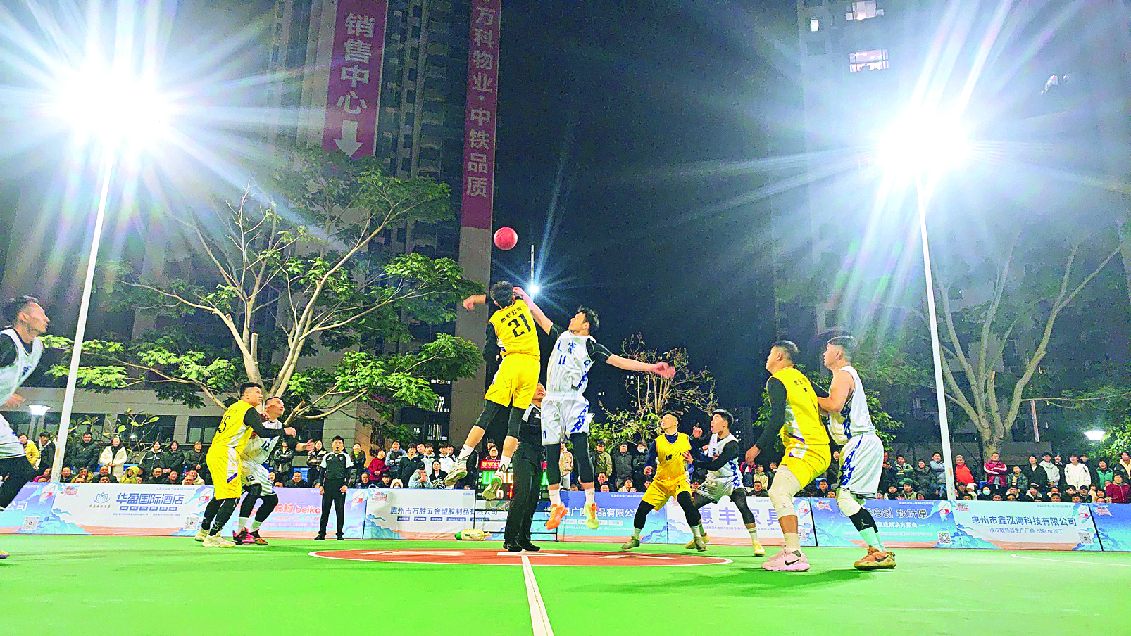     龙溪街道第一届“溪BA”男子篮球联赛揭幕战开打。    惠州日报记者卢泓宇 通讯员冯祺员 摄