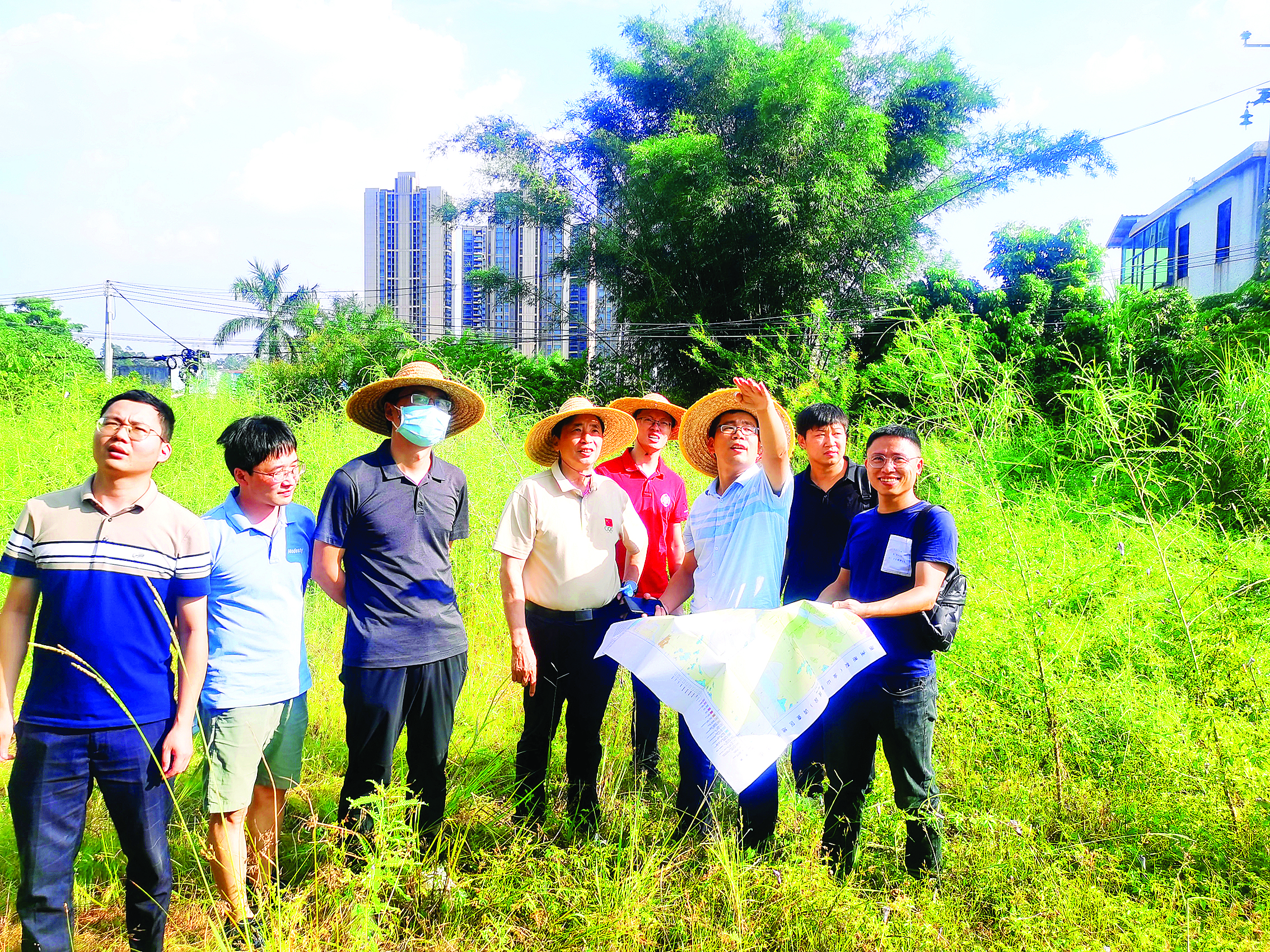 <p>    中国工程院院士谢和平（左四）率队指导城市地质调查工作。</p>