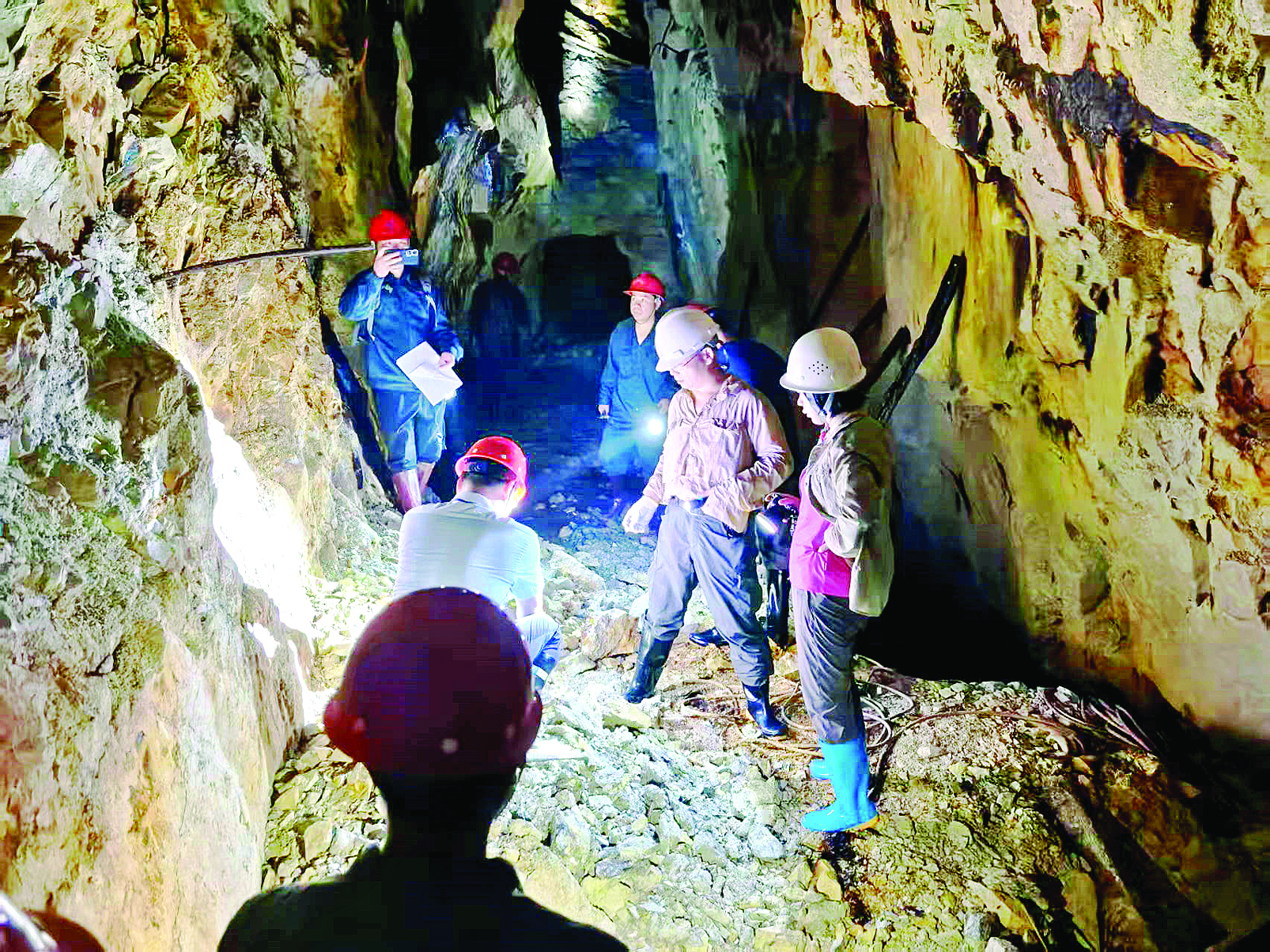 <p>    工作人员在河源东源县铜锡多金属矿普查项目开展质量检查。</p>