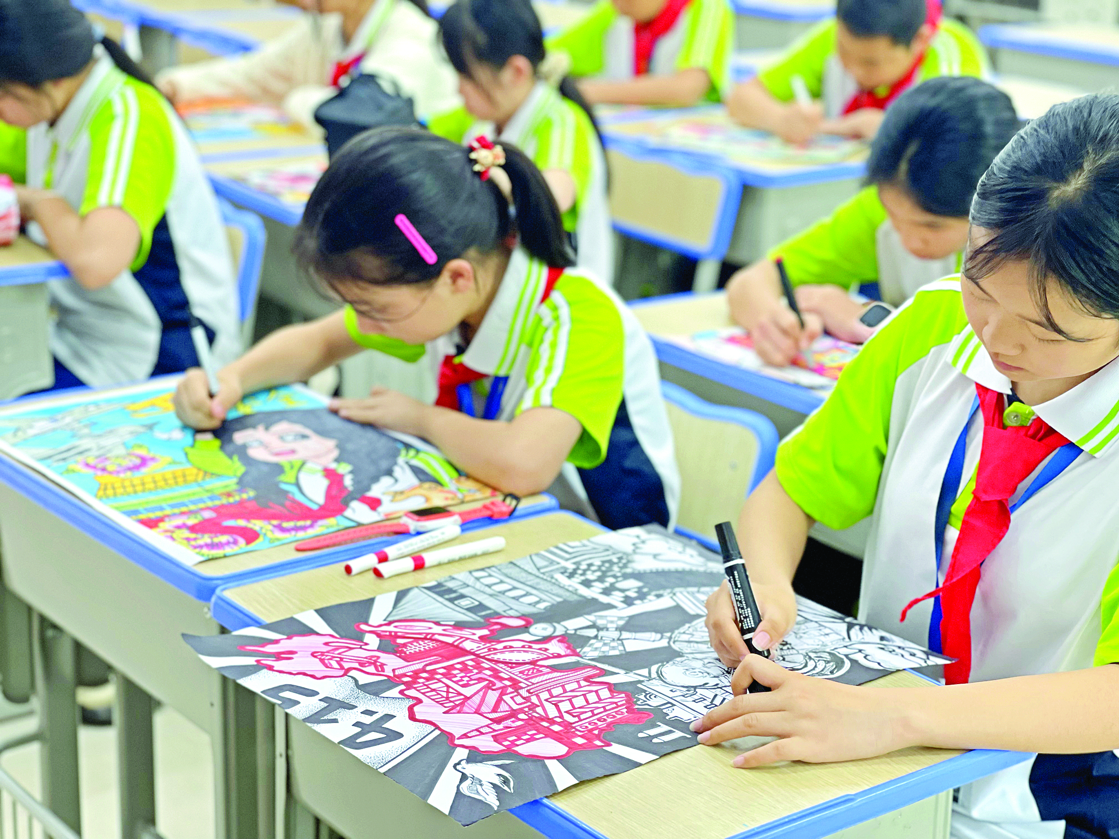     画笔挥洒创意，色彩点亮梦想，学生在艺术创作中发展特色爱好。