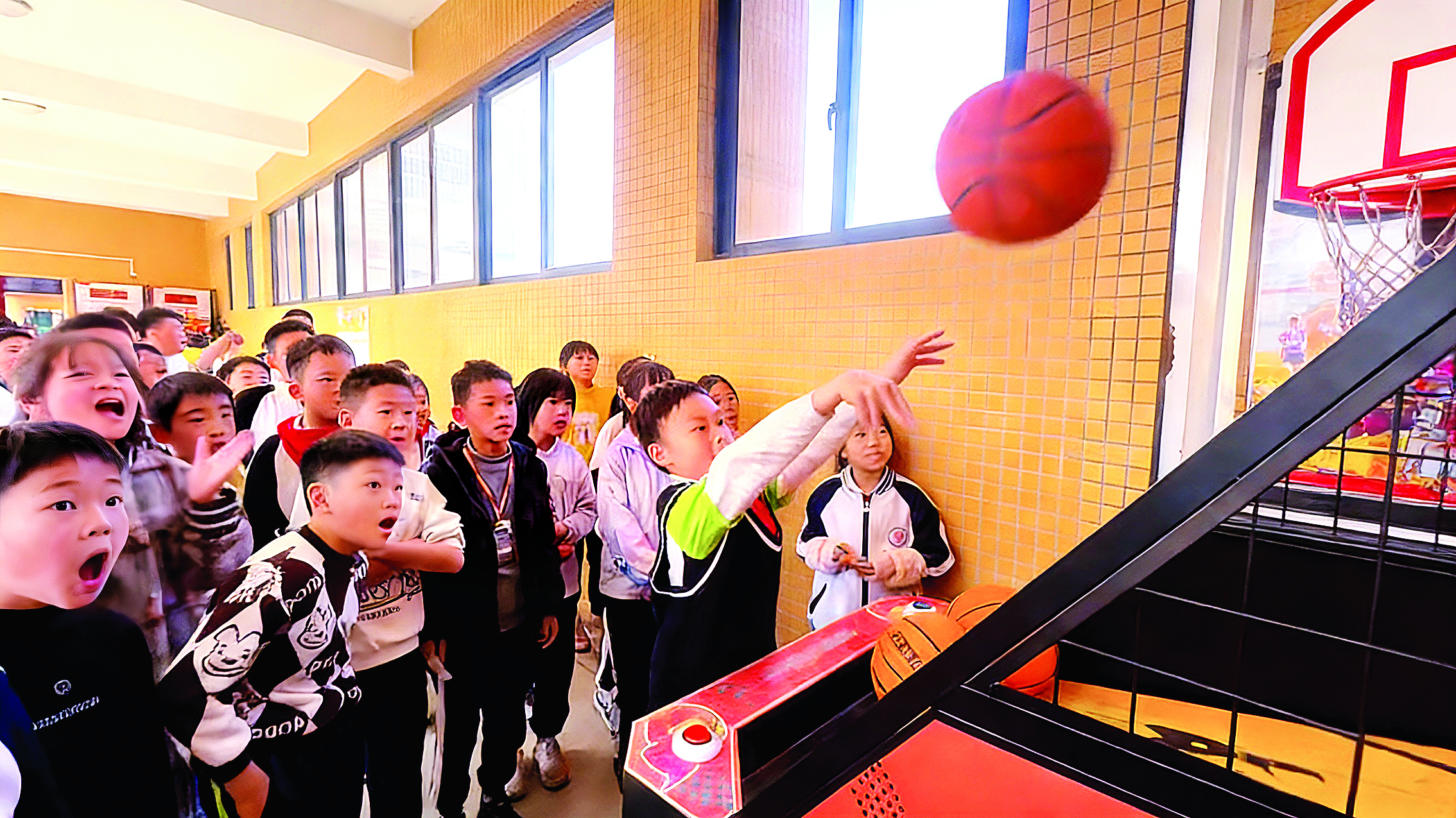     仲恺二小的课间是一个活力迸发的“微型社会”。