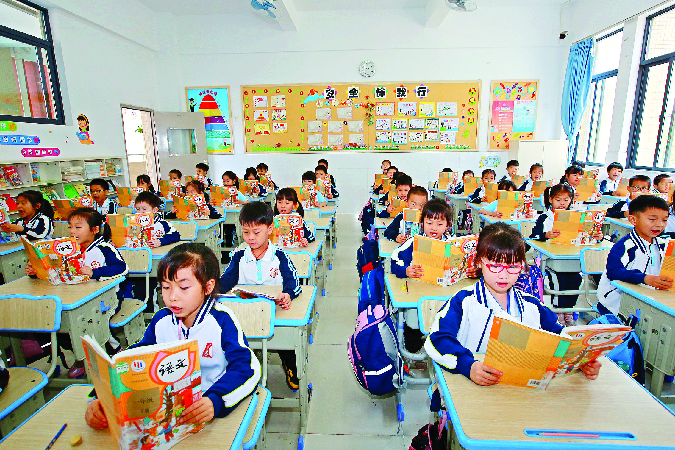     书香浸润课堂，学生们正专注阅读，宁静而投入。