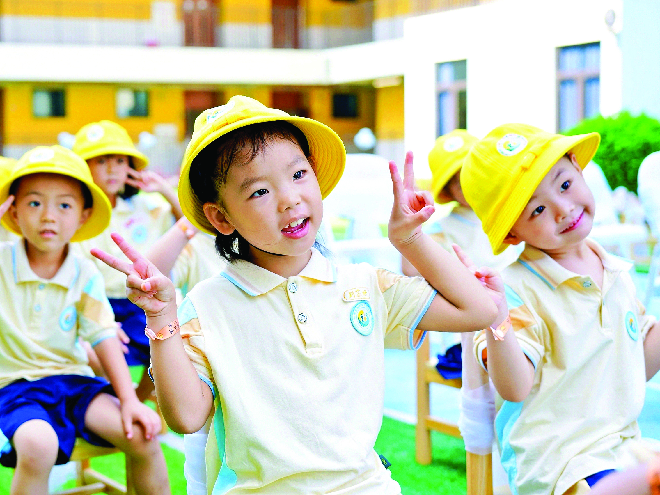     孩子们的笑脸如阳光般灿烂。