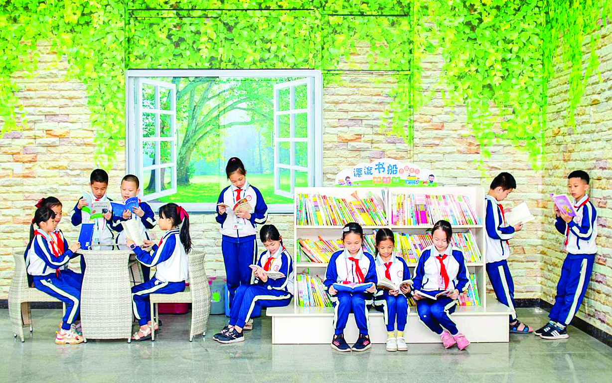     作为广东省“书香校园”，仲恺高新区第六小学处处可阅读的环境让学生沉浸其中。