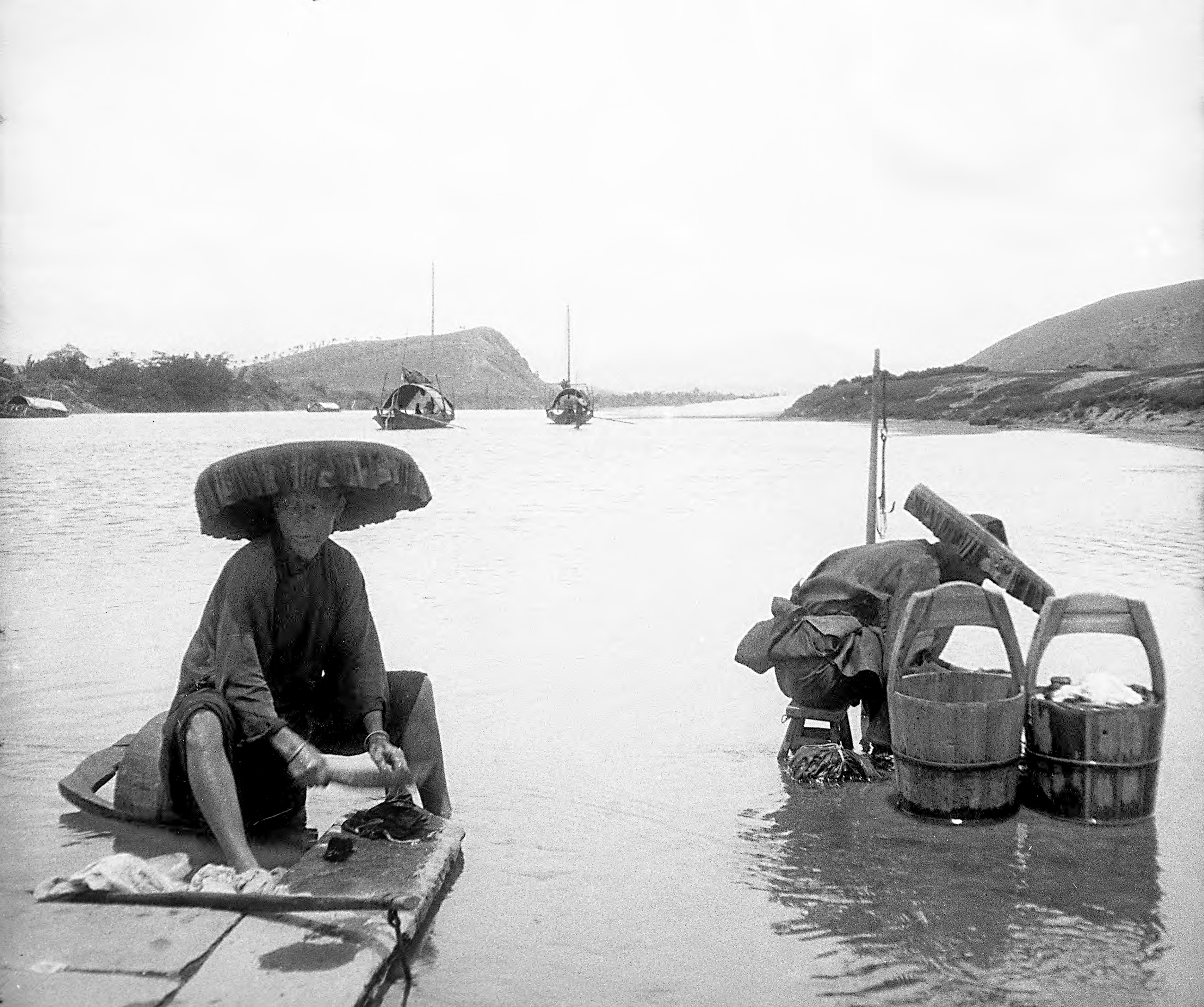     民国时期的平山妇女在西枝江边浣洗衣服。严艺超翻拍