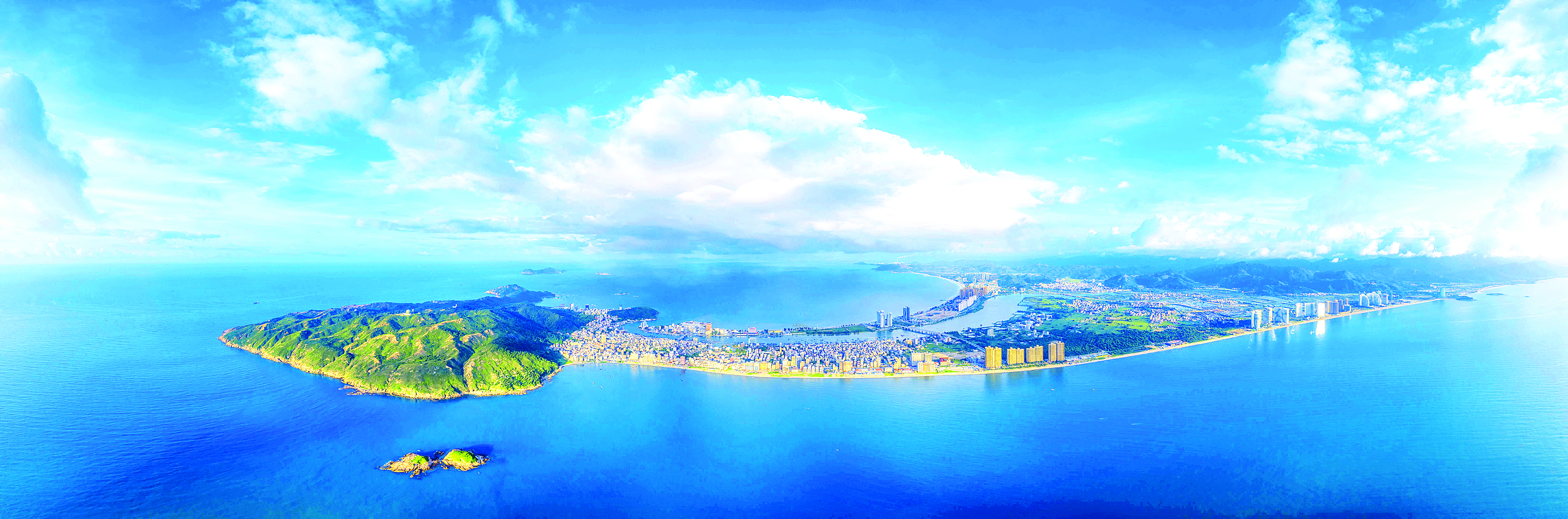 <p>    蓝色的双月湾。 本版图片由惠州东江图片社提供</p>