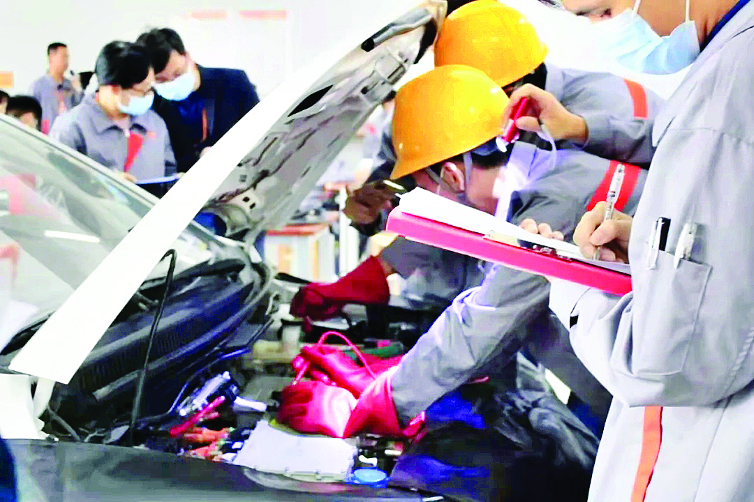     汽车工程学院的学生在上实操课。