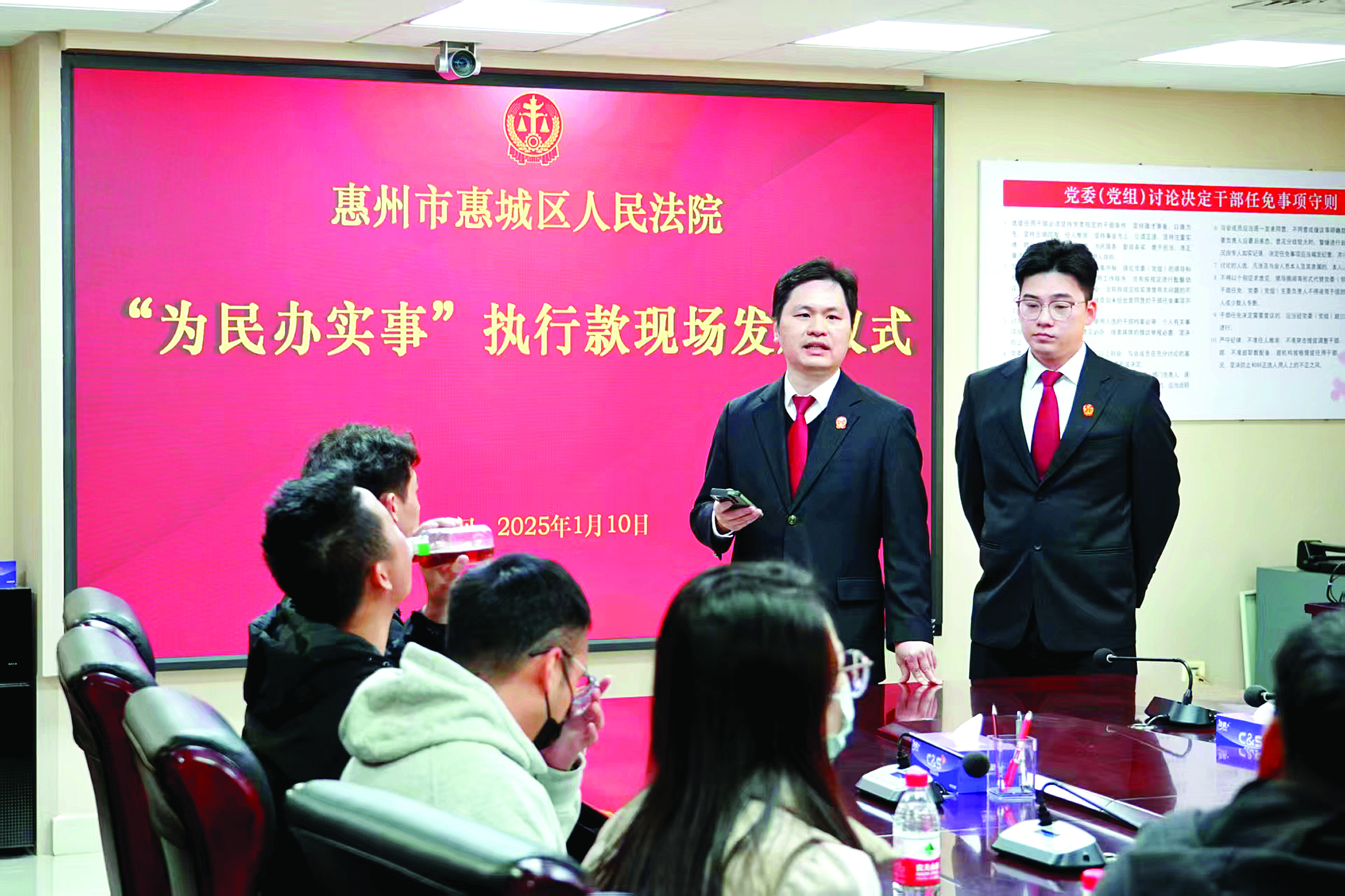     “为民办实事”执行款发放现场。