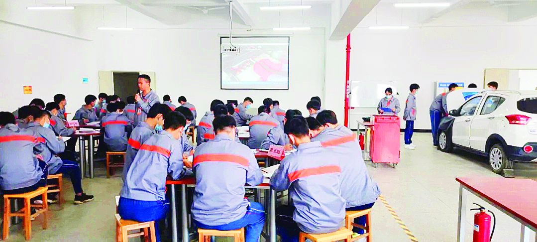     理论学习与生产实践相结合的工学一体化模式深受师生欢迎。