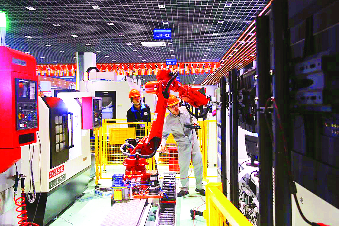     智能制造学院学生在训练。