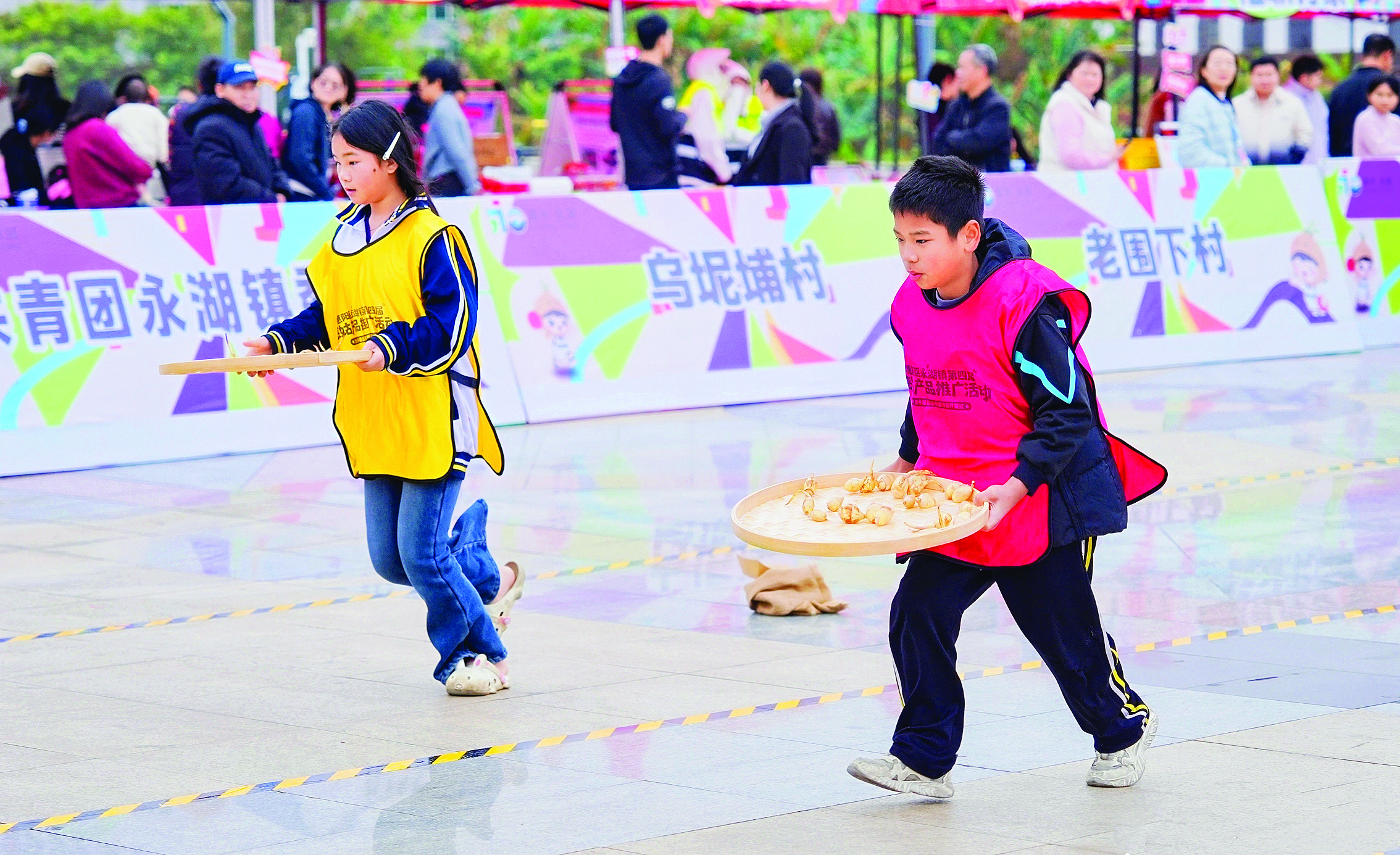     孩子们参与游戏全力运“姑”。    惠州日报记者李芳娟 通讯员冯文滔 魏东燊 摄