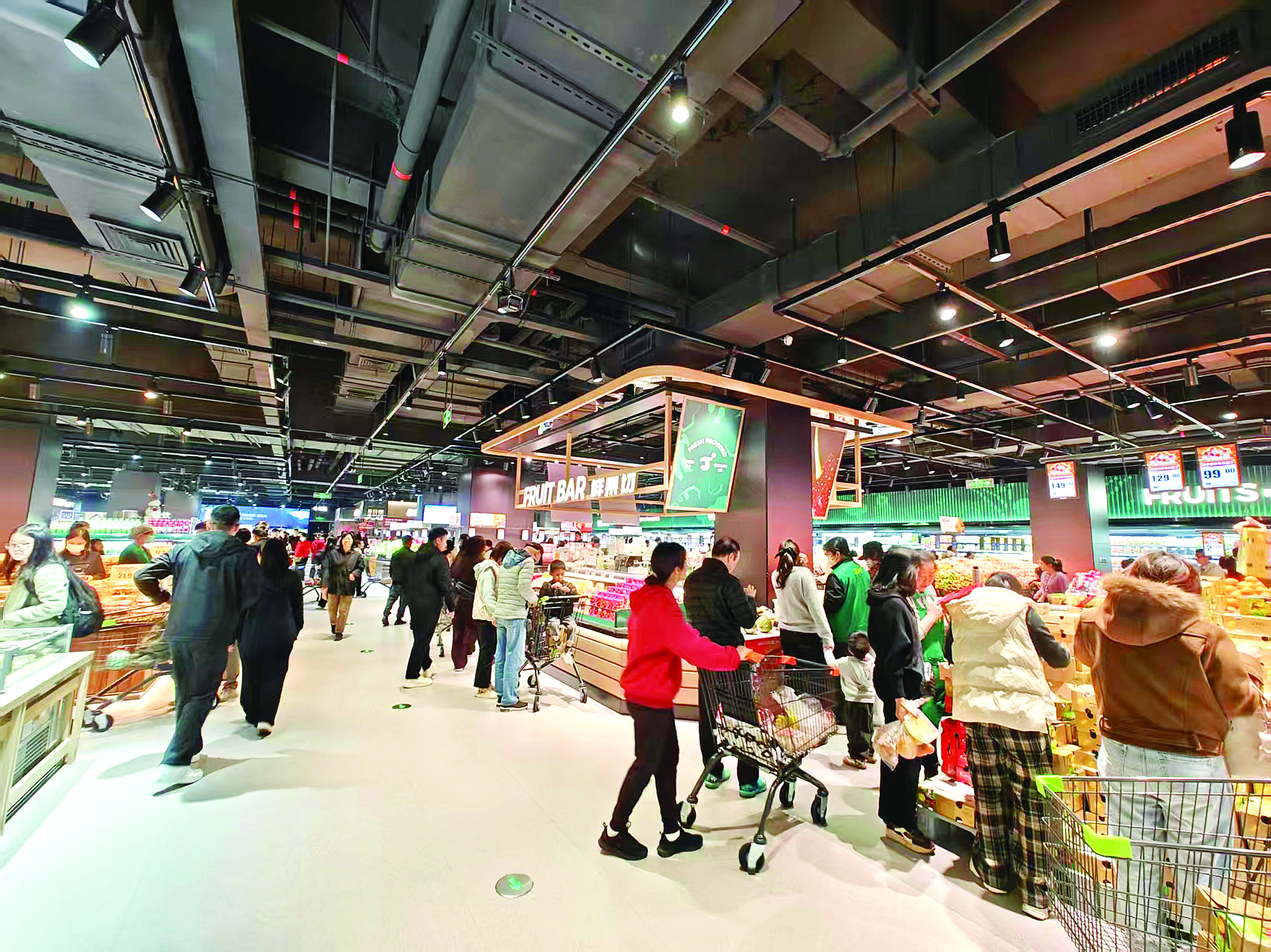     近年来，惠州各大核心商圈通过引进首店新店，有力激发市民消费热情。    惠州日报记者刘炜炜 摄