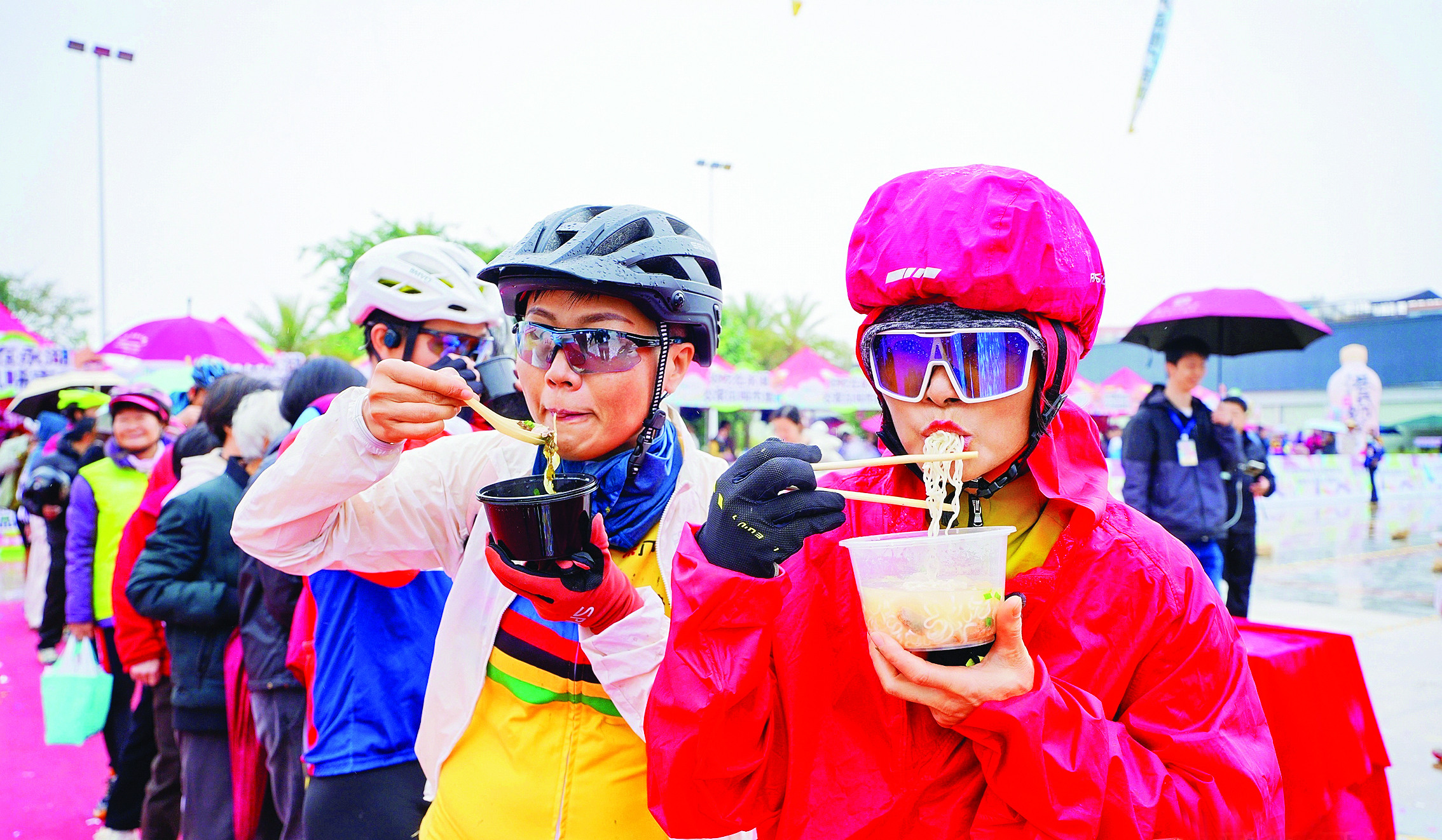     参加活动的游客在品尝美食。    惠州日报记者李芳娟 通讯员冯文滔 魏东燊 摄