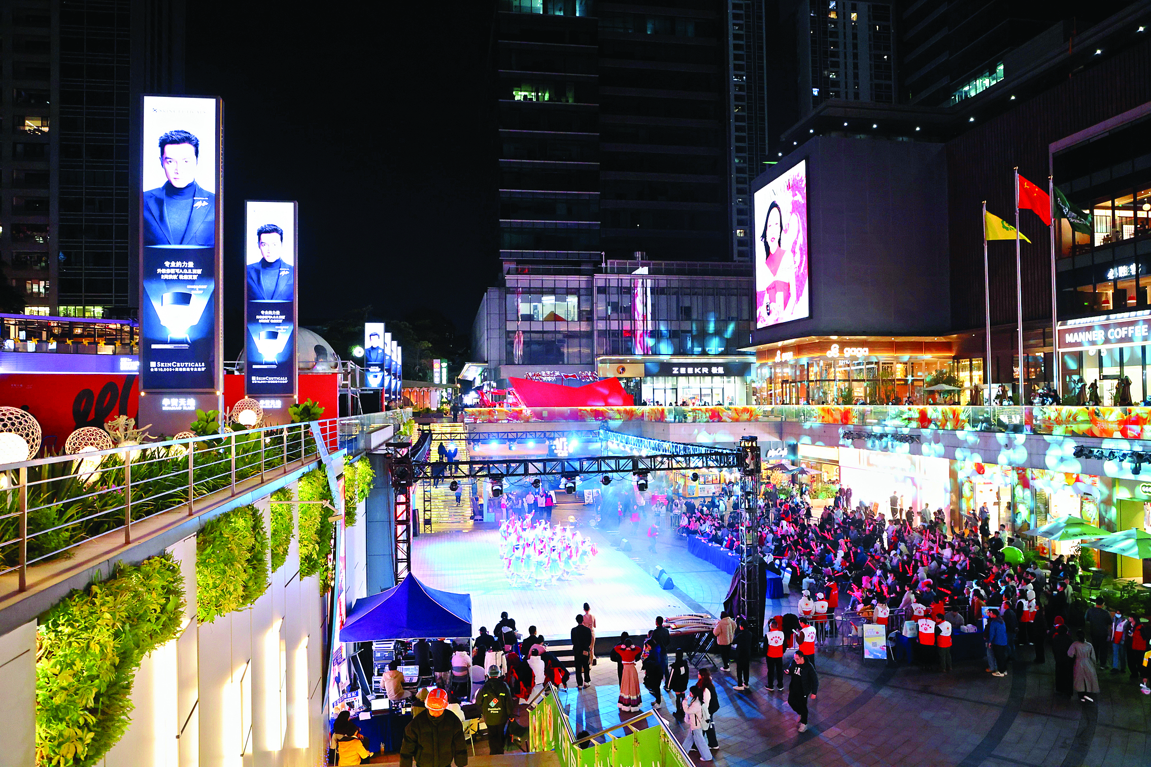 <p>    1月31日晚，“惠民通·惠享生活e时代”——2026年惠州网友新年公益晚会在市区华贸天地举行，吸引众多观众。</p>