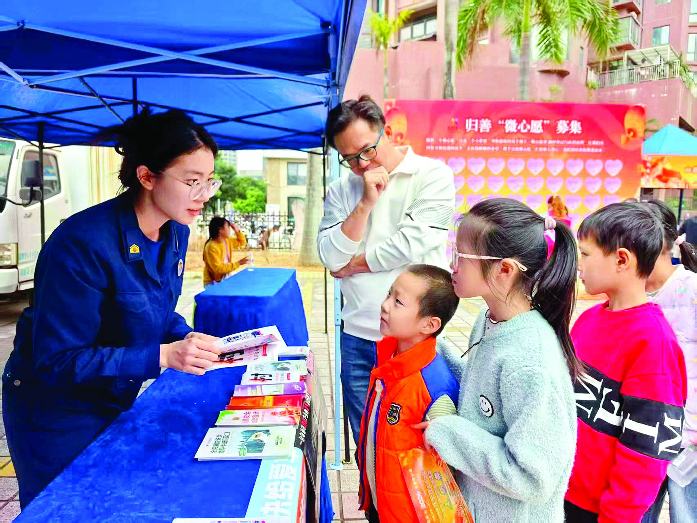     惠阳消防走进社区宣传消防安全知识。