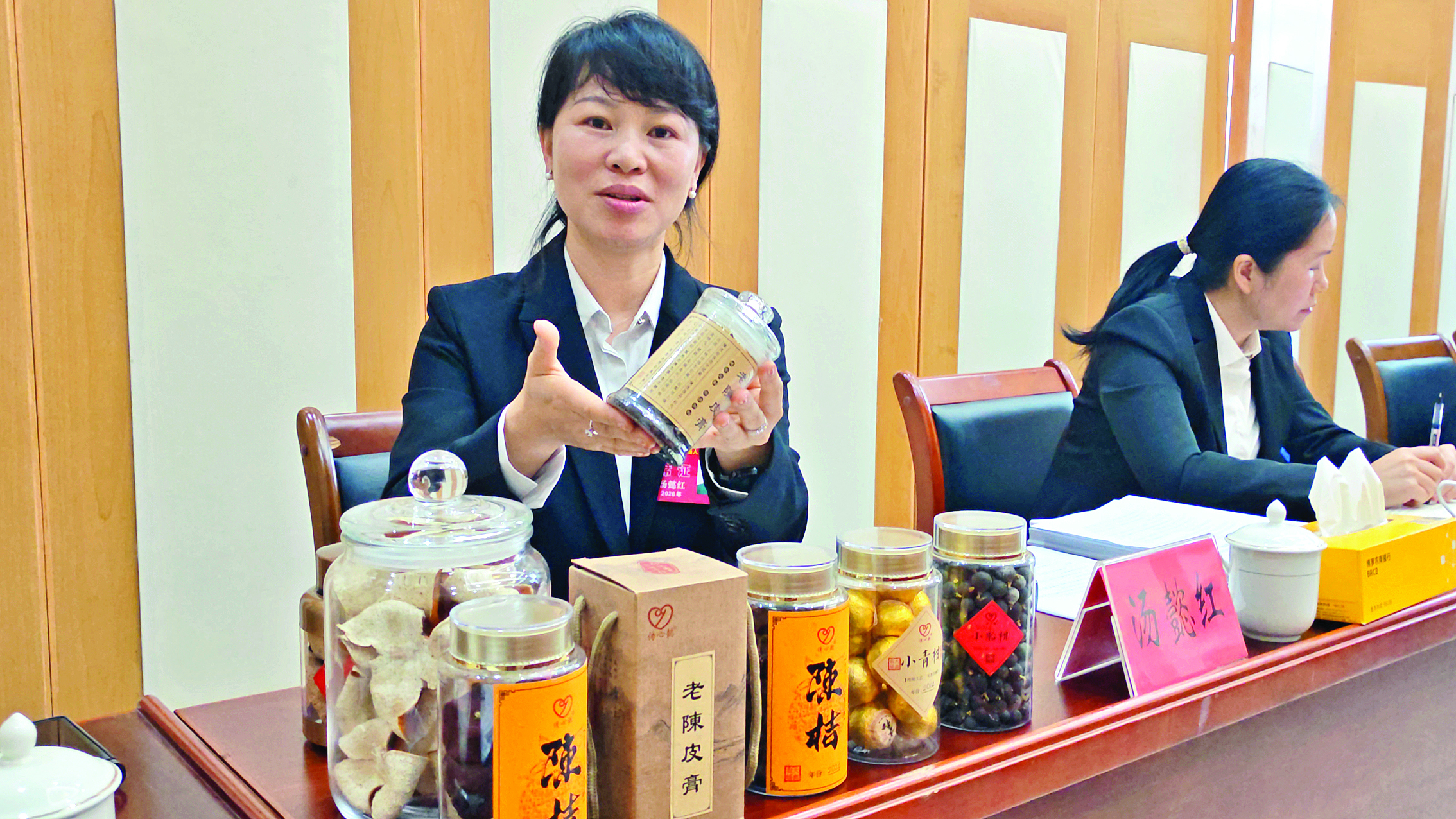     县人大代表汤懿红推介家乡的陈皮。