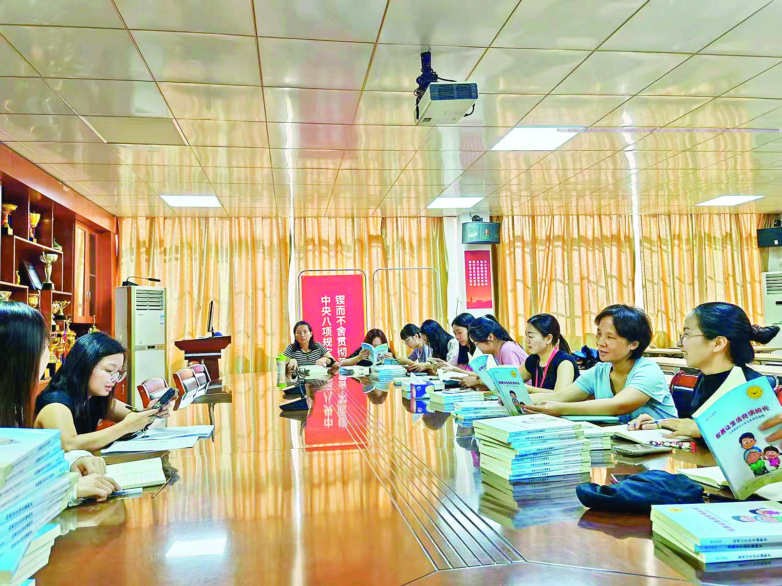     老师们以研讨促教学，赋能学子前行。