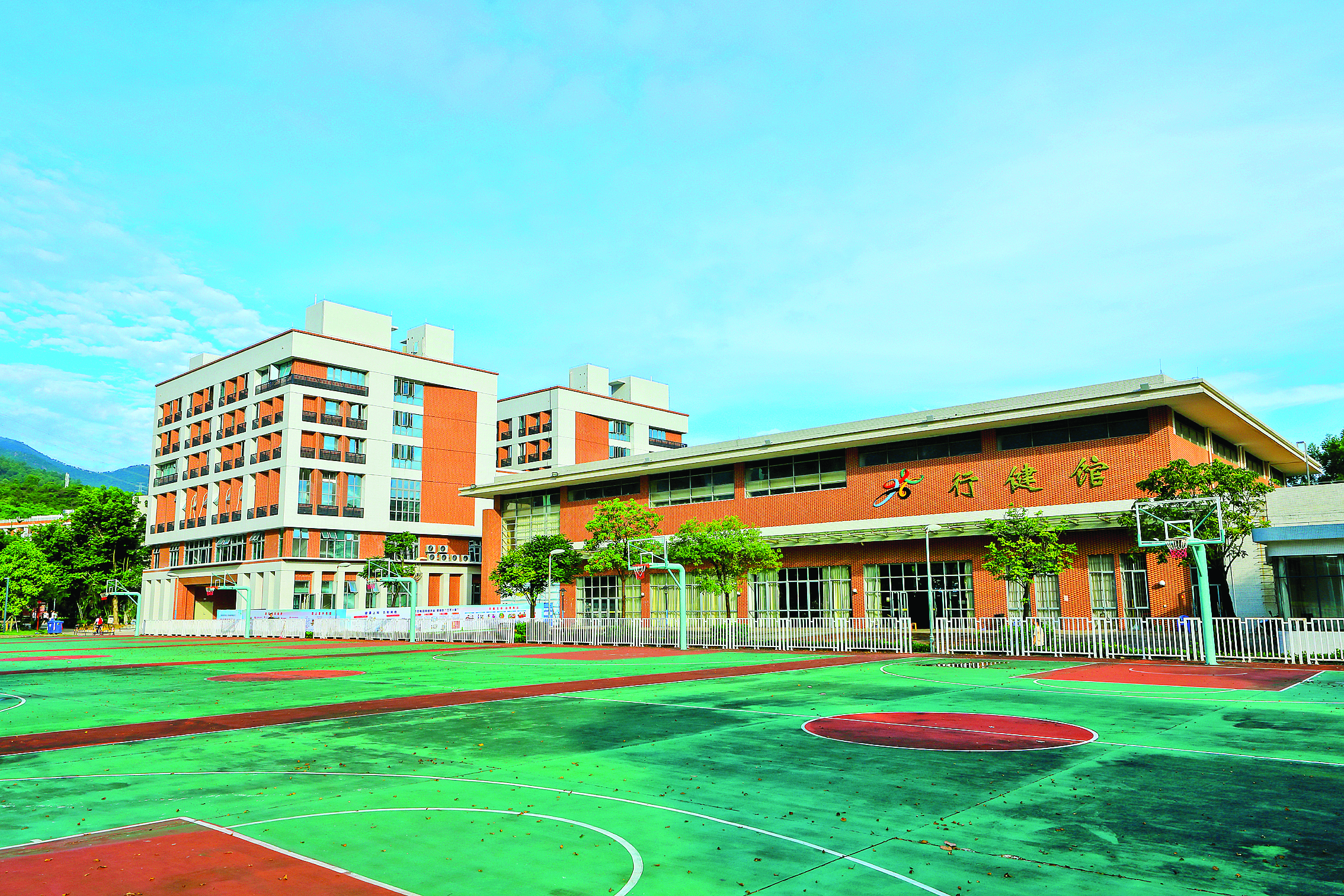     跑道藏热血，草坪载活力，青春在此肆意绽放。