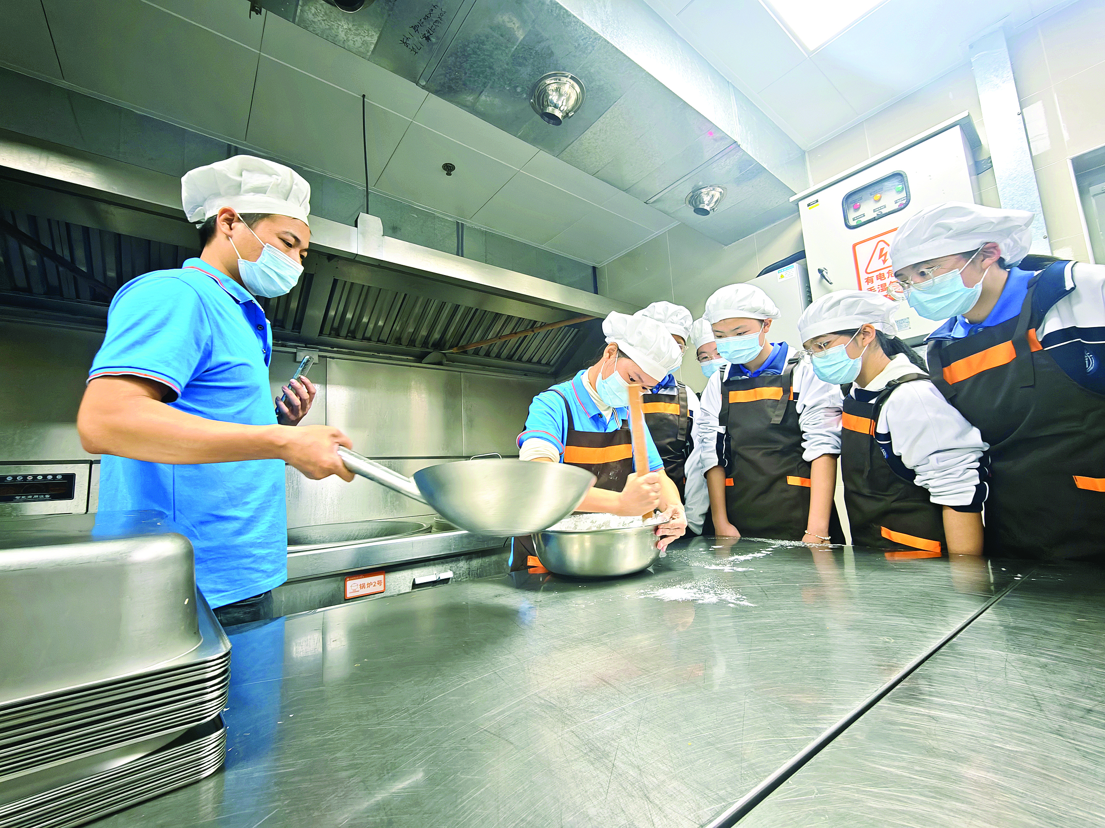     在大亚湾第六中学，食堂后厨变身为生动的劳动教育课堂。