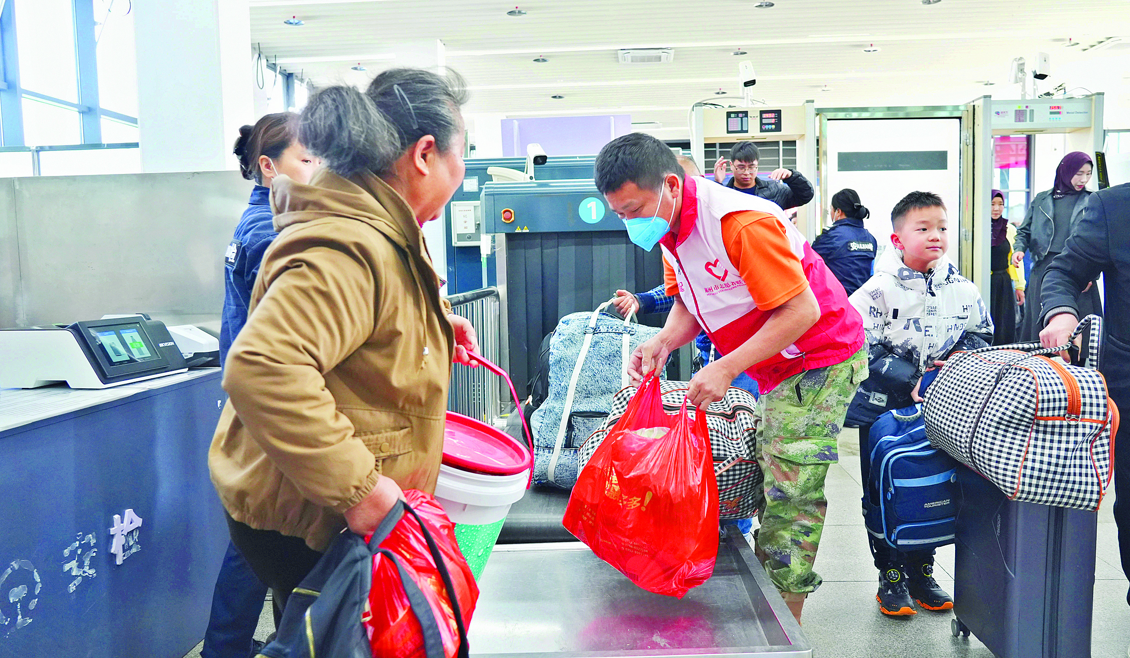     志愿者化身春运路上的暖心力量。惠州日报记者张艺明 摄