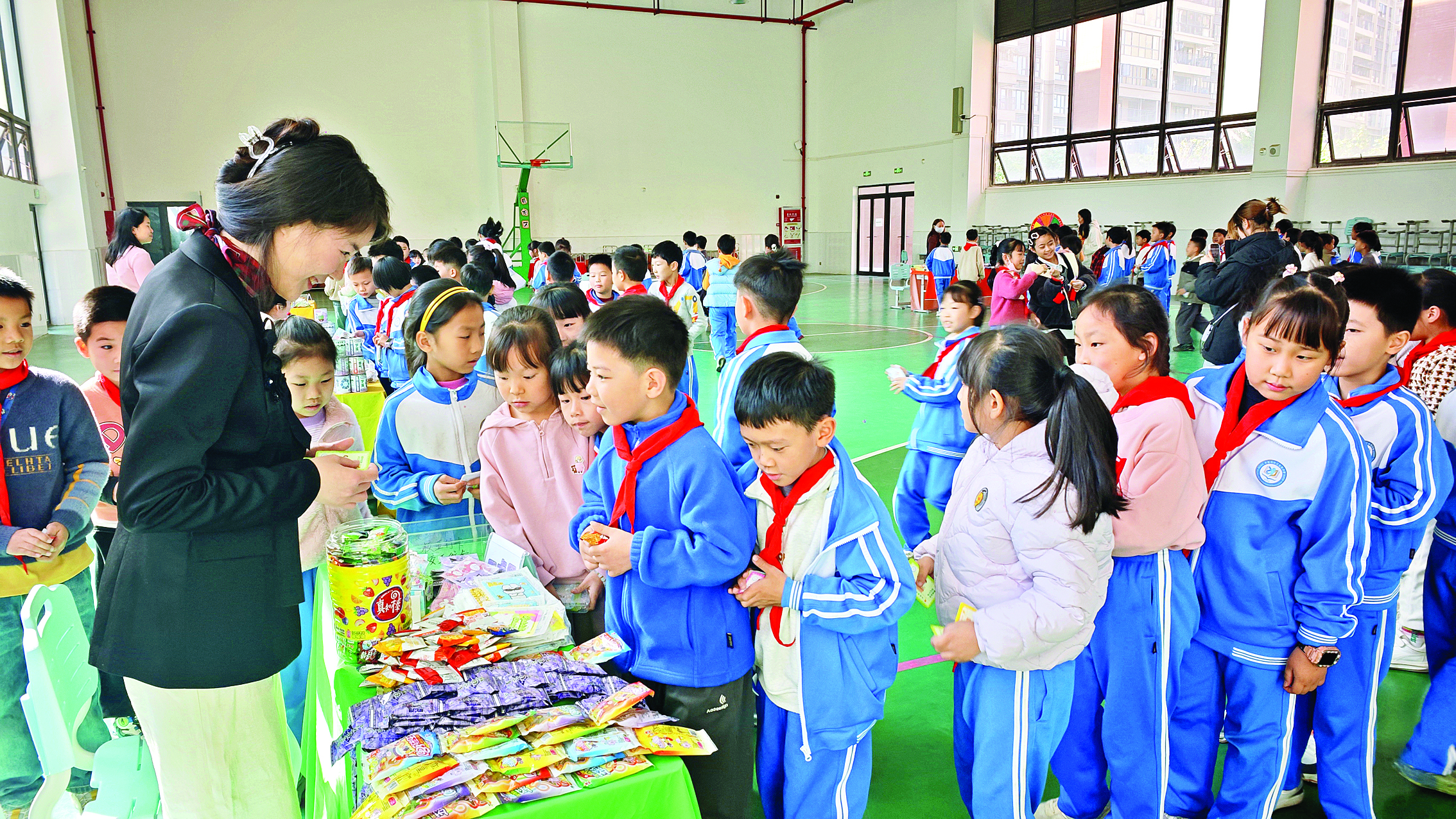    在珠江实验小学，学生们手捧着学期积攒的卡片等待兑换奖品。