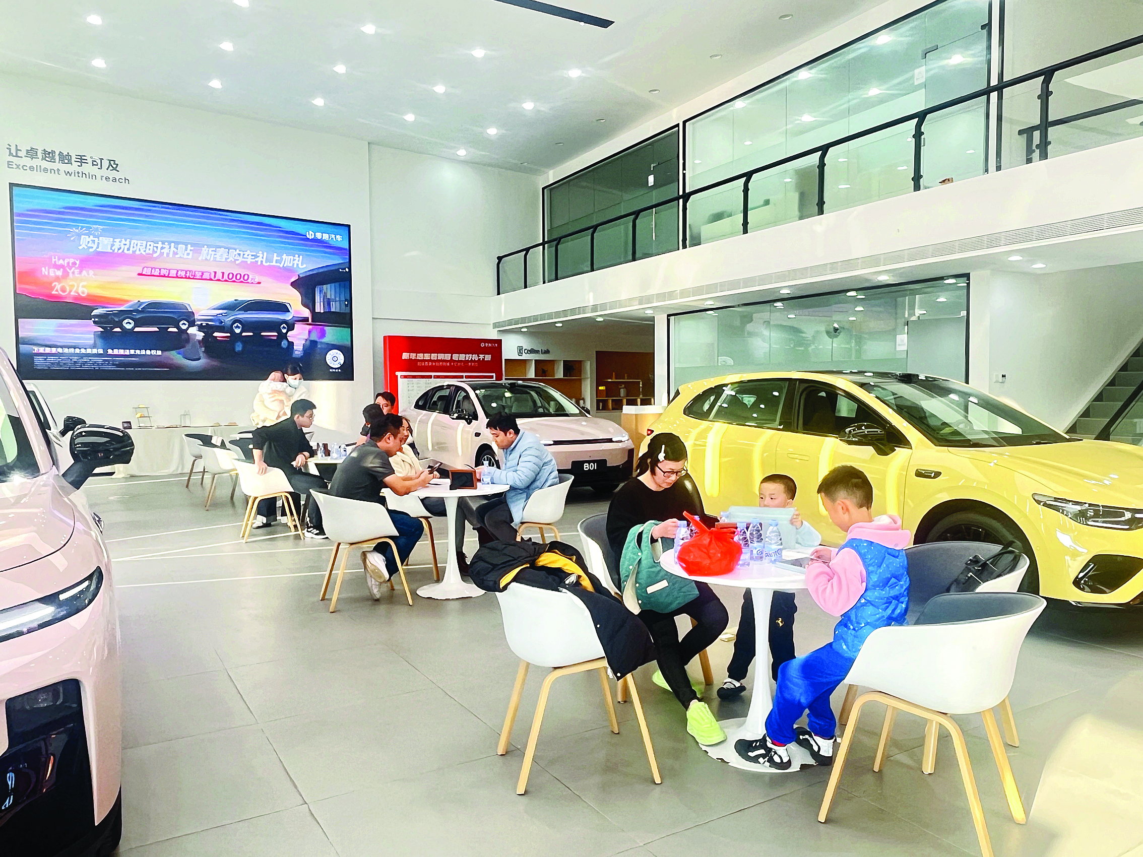     咨询和购买汽车的消费者不少。图片由受访者提供