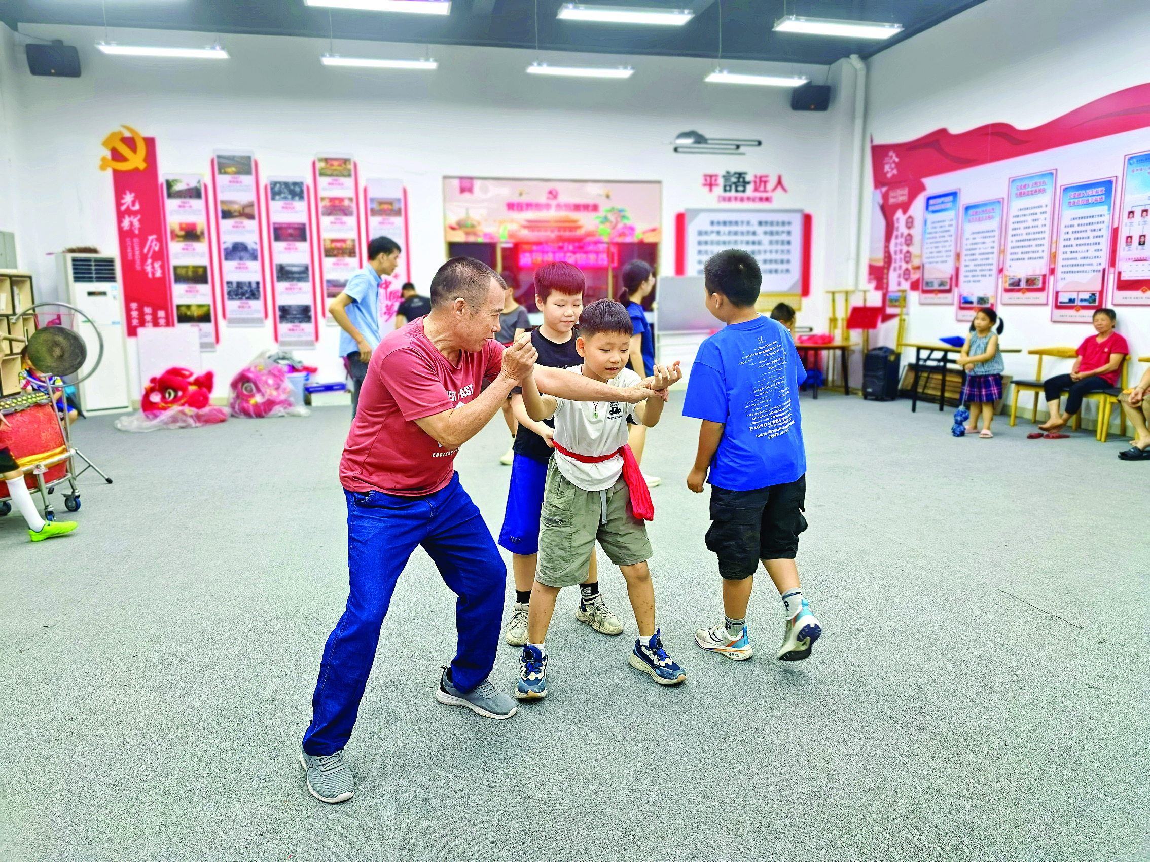     上南村青少年参加醒狮培训。