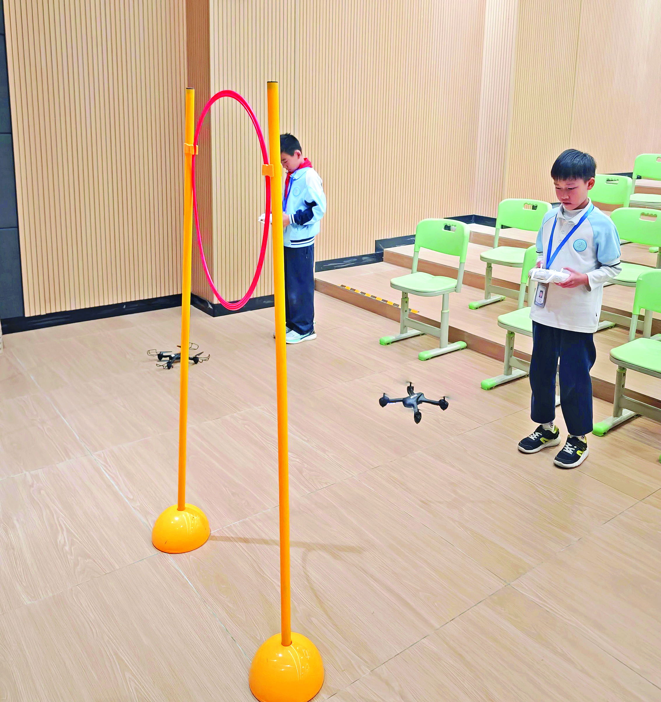     在大亚湾西区第三实验学校，无人机课程备受欢迎。