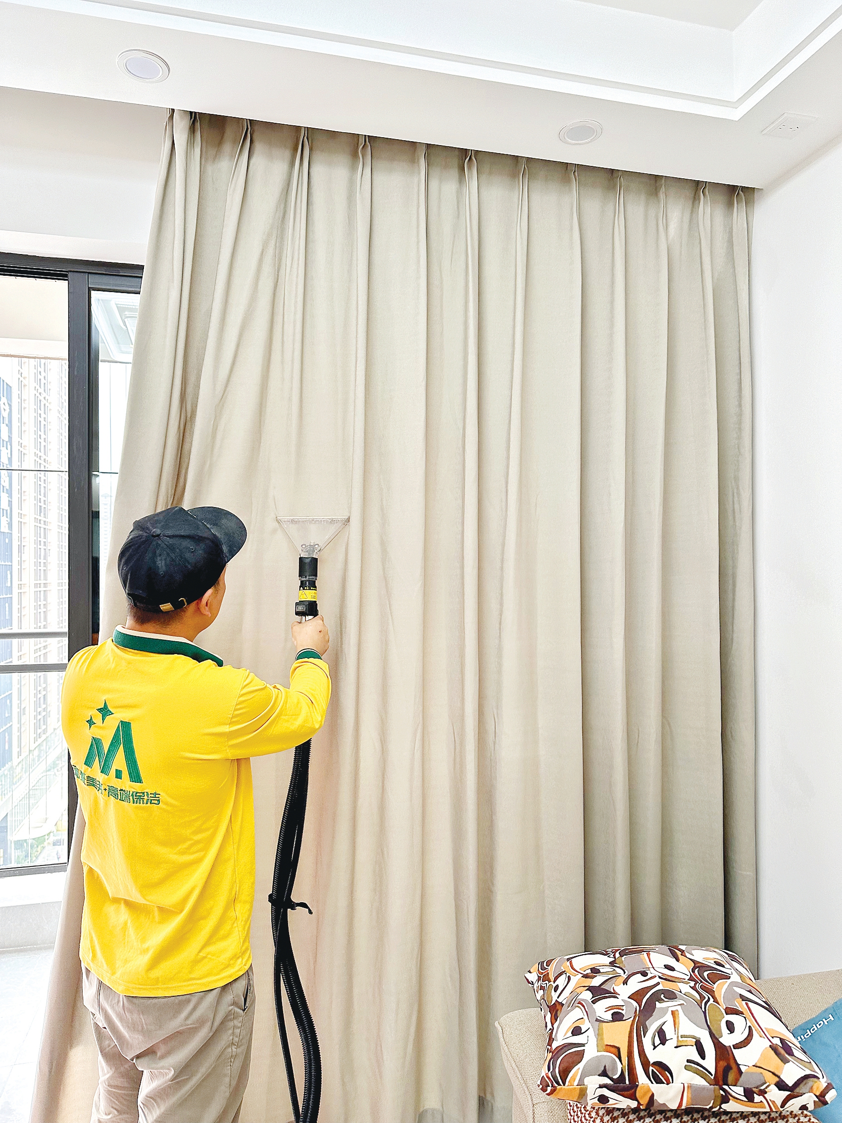 <p>    保洁员在清洗窗帘。</p>