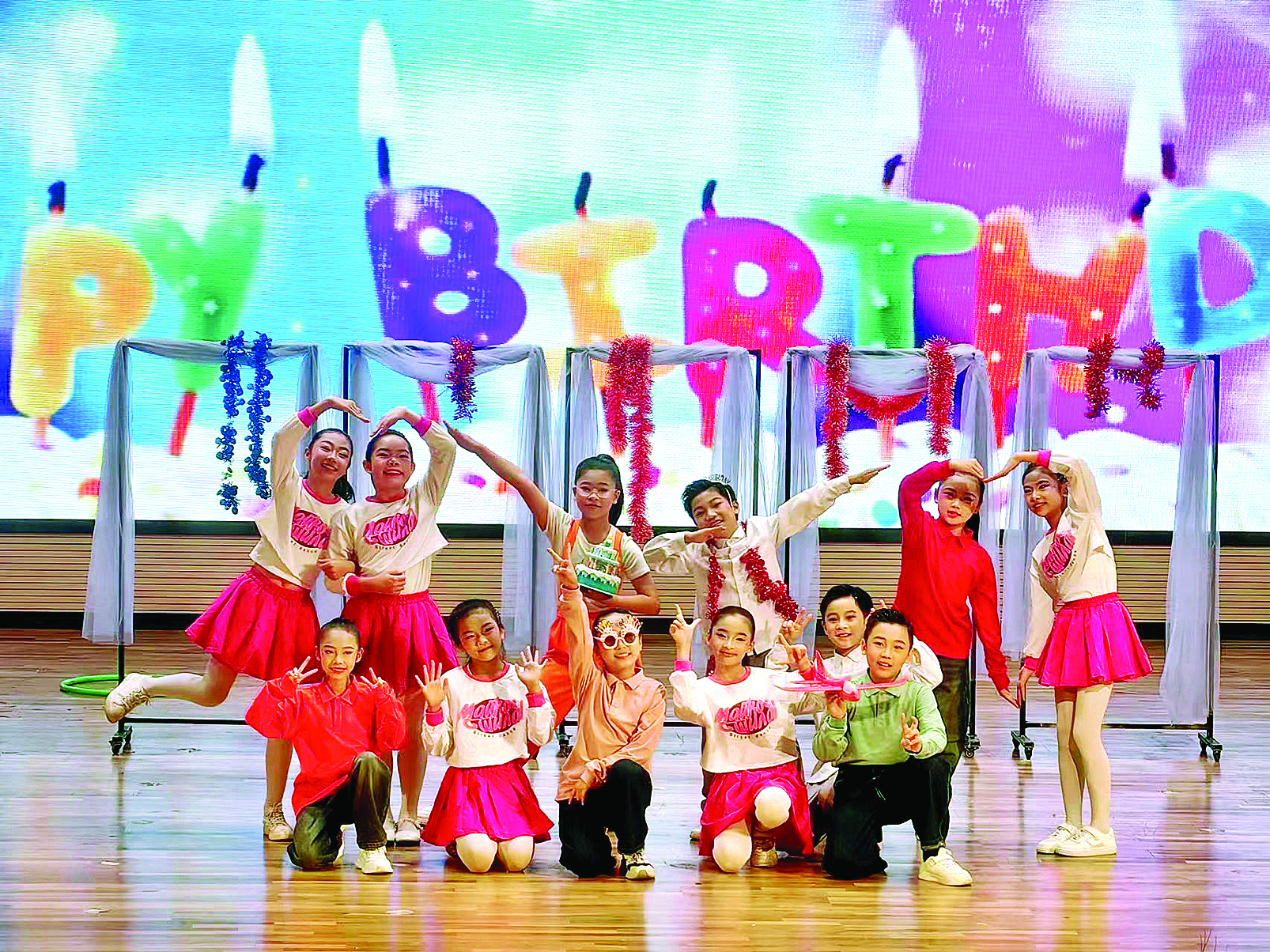     学校戏剧比赛中，少年以热爱演绎风采，用舞台点亮青春。