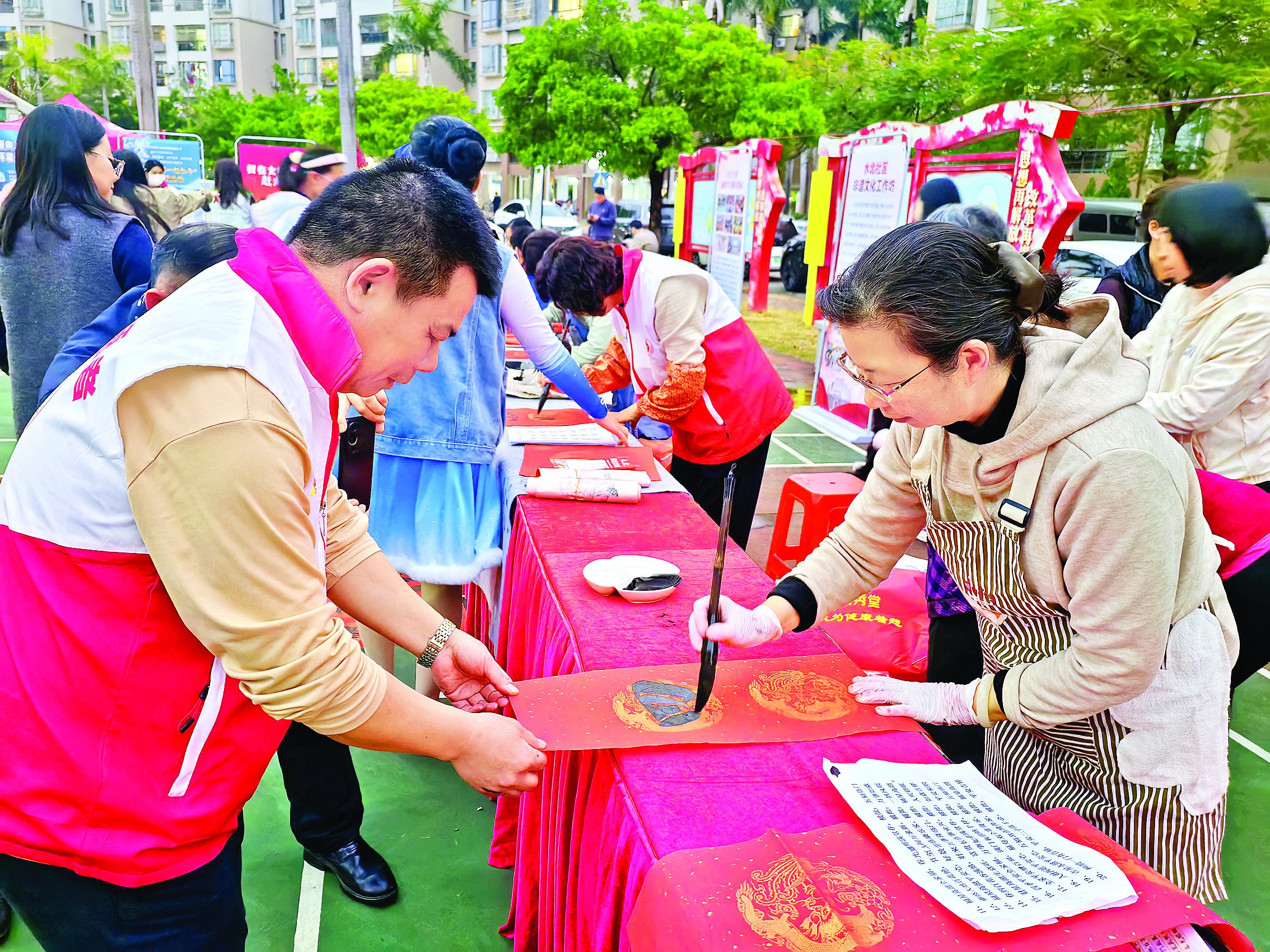     志愿者在新春摊位前服务。惠州日报记者谢菁菁 通讯员刘静怡 摄