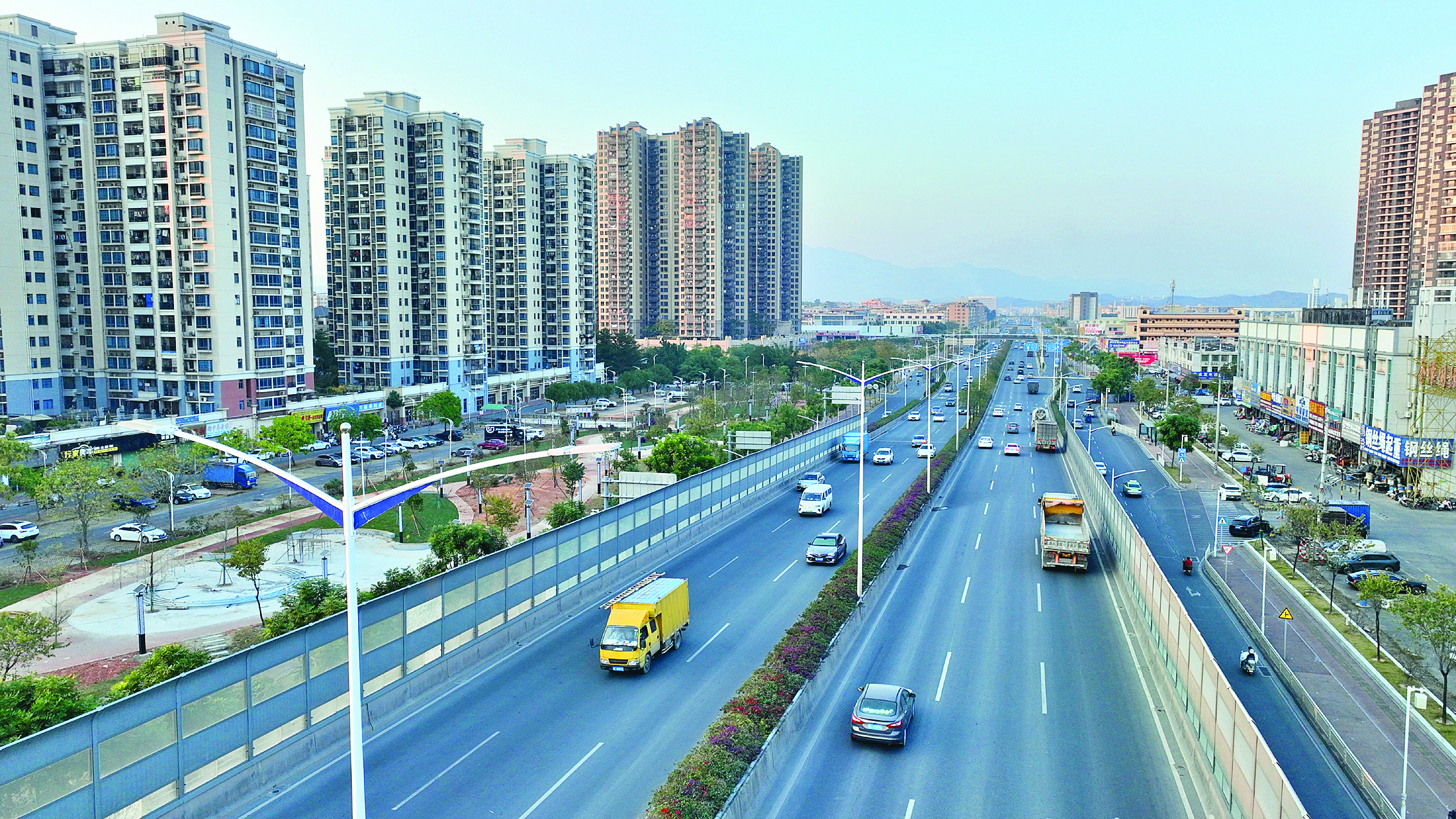     金龙大道快速化改造后大幅提升交通效率。
