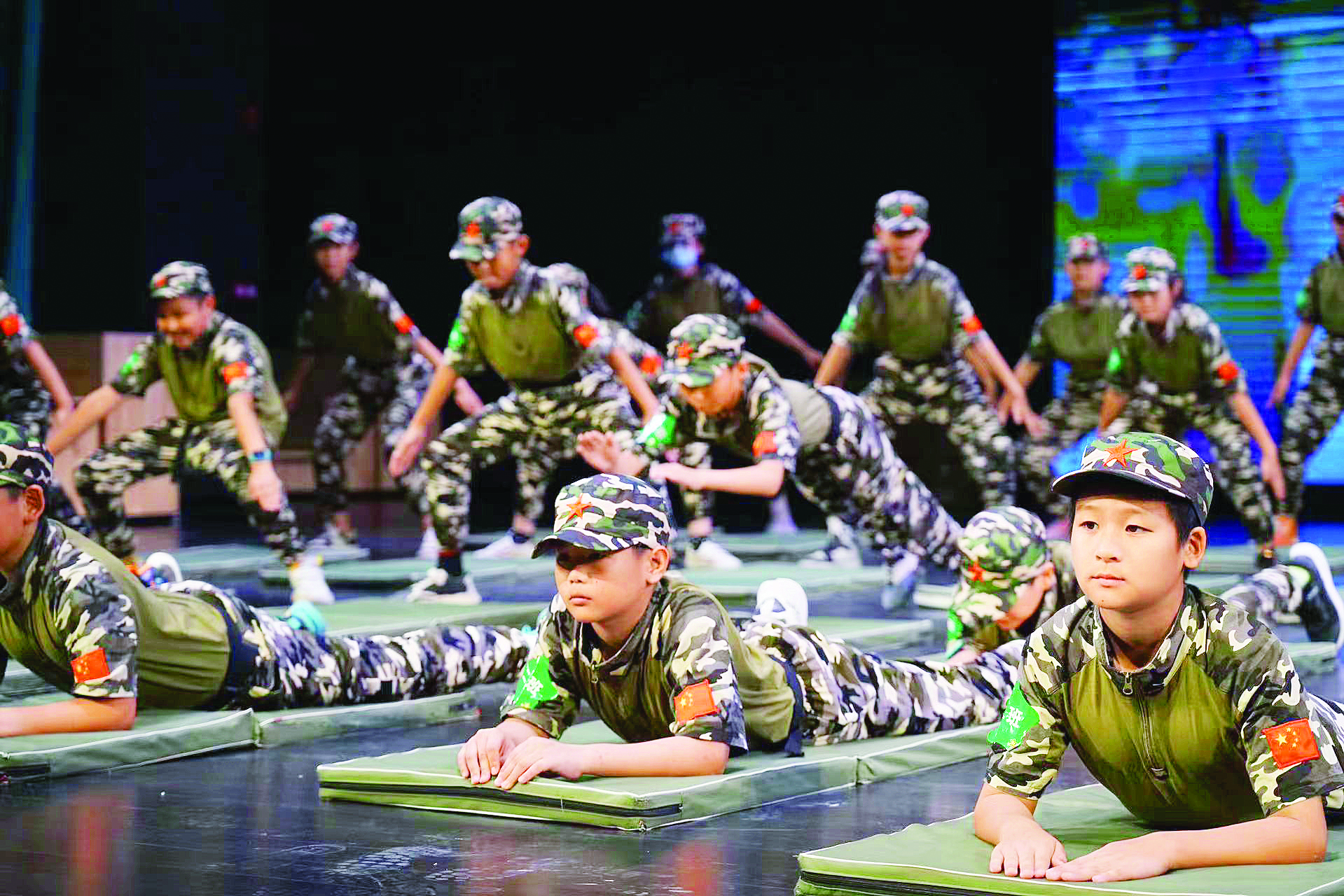     国防教育展演中，少年展军人气魄，铸爱国初心。