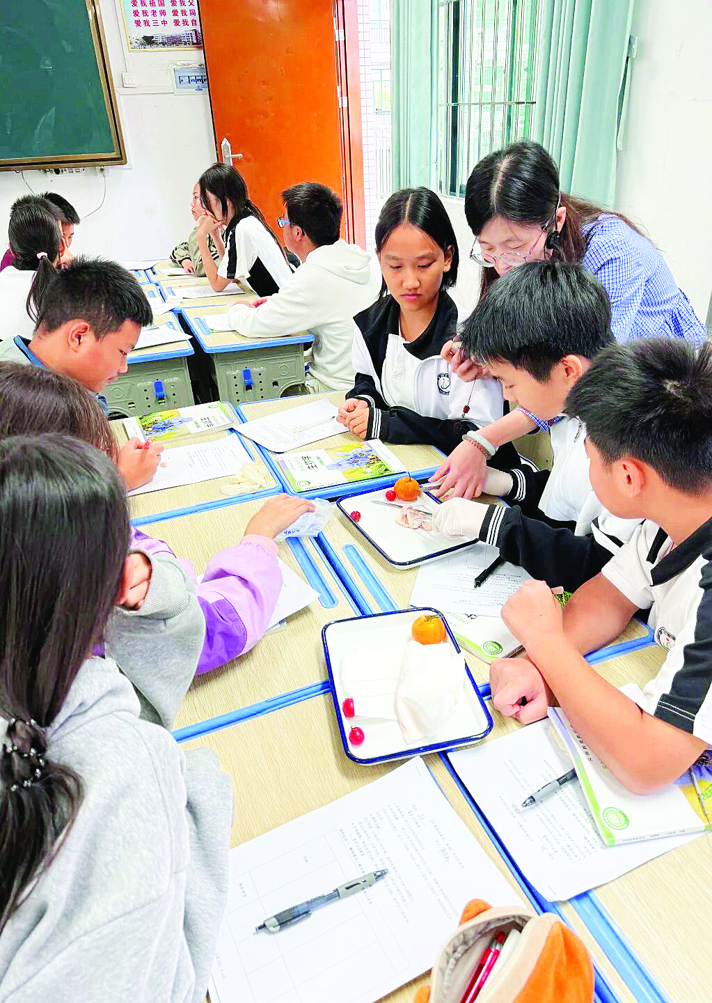     大亚湾三中多样化的学科活动，激发学生的求知欲。