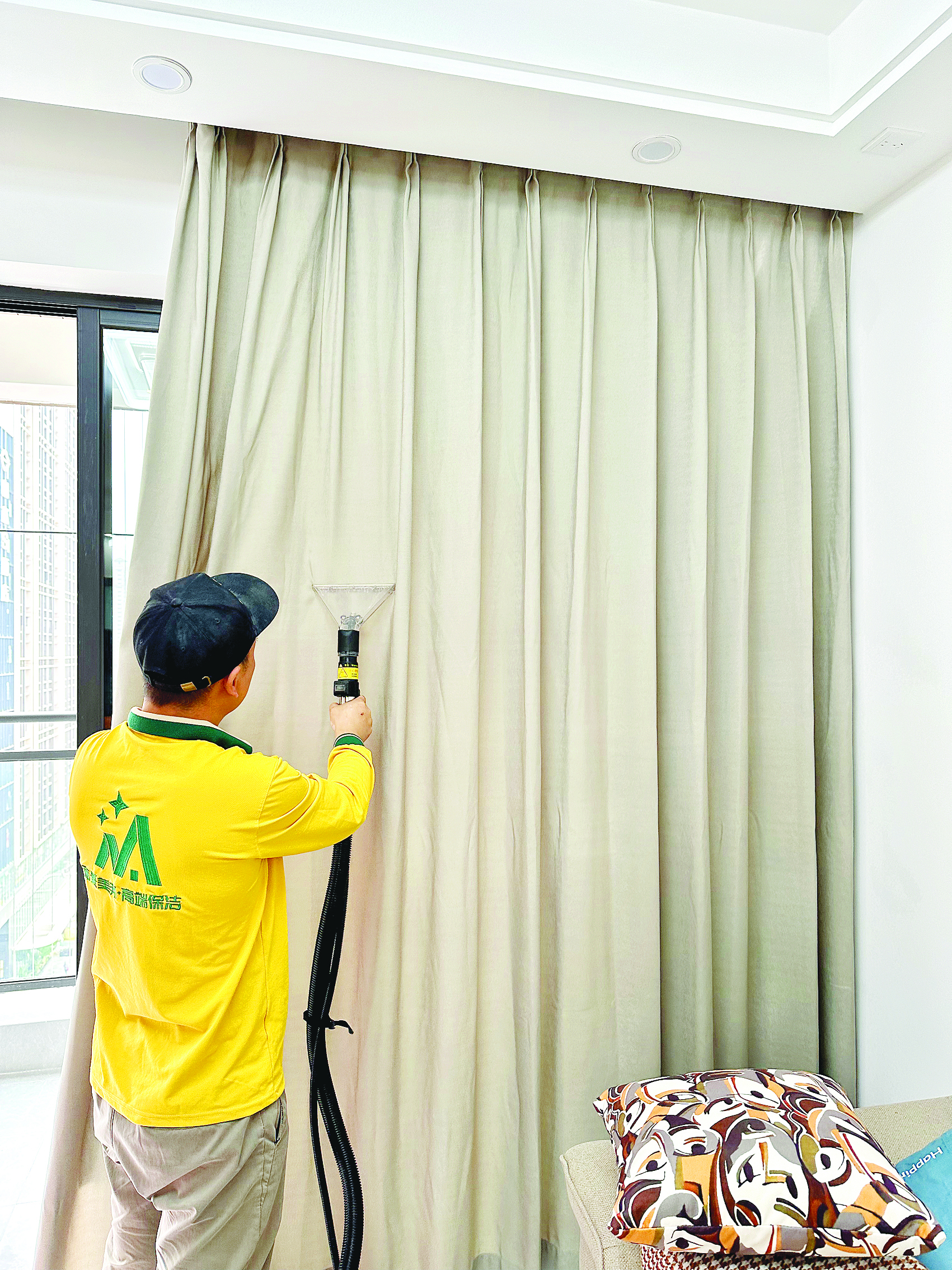     保洁员在清洗窗帘。