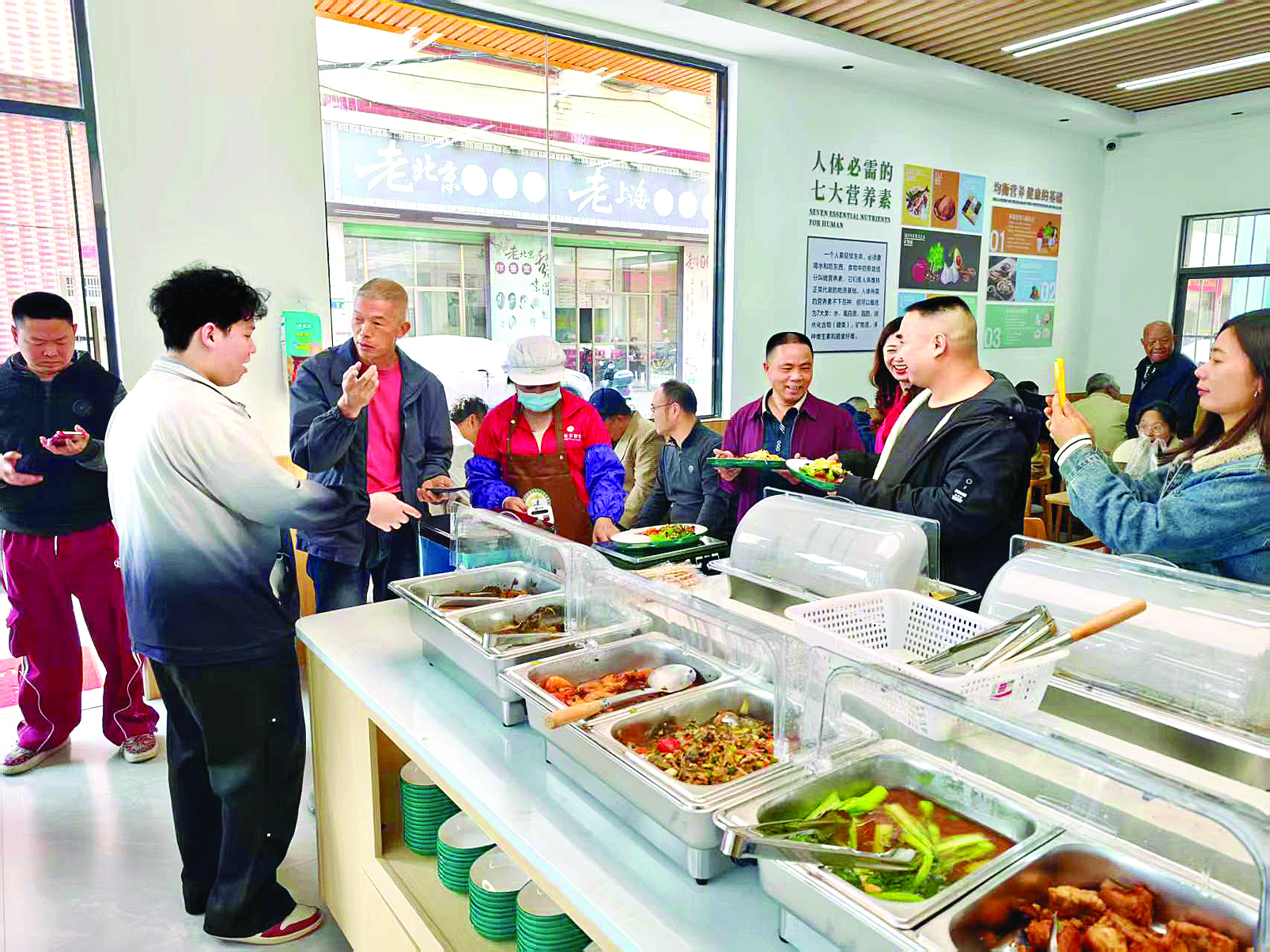     惠民食堂试业吸引众多居民就餐。惠州日报记者彭红霞 通讯员何淑娟 摄