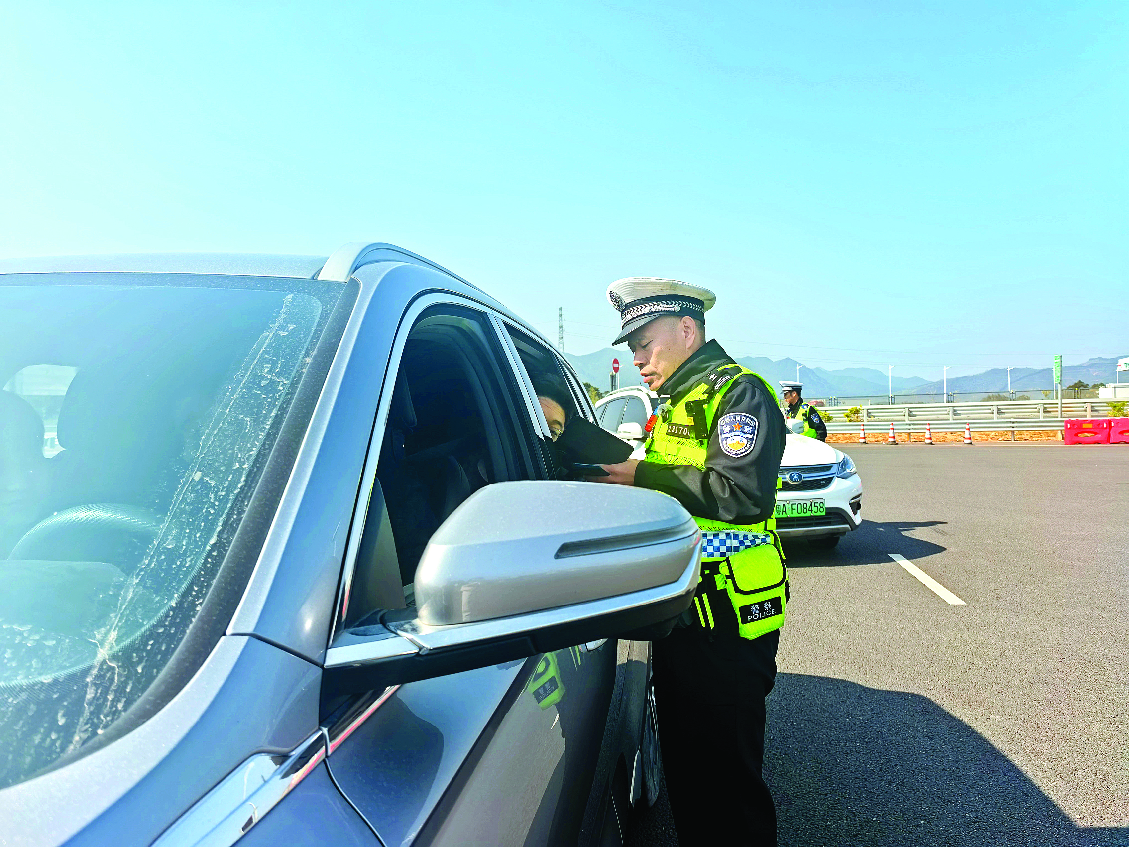     2月2日上午，执勤交警在惠河高速泰美服务区检查车辆。    惠州日报记者刘豪伟 摄